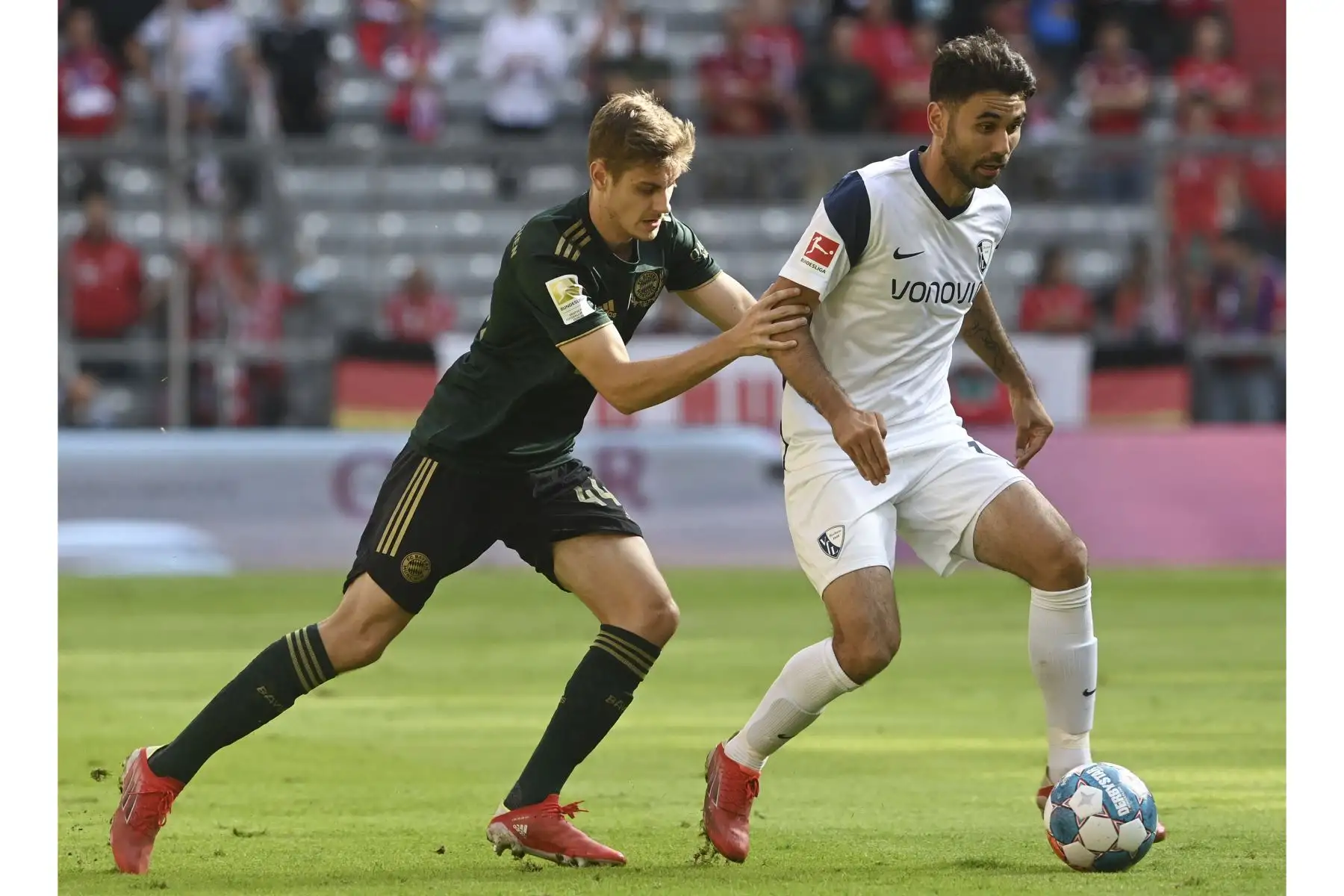 El centrocampista croata del Bayern Munich Josip Stanisic y el delantero alemán de Bochum, Gerrit Holtmann compiten por el balón durante el partido de la Bundesliga. Foto: AFP