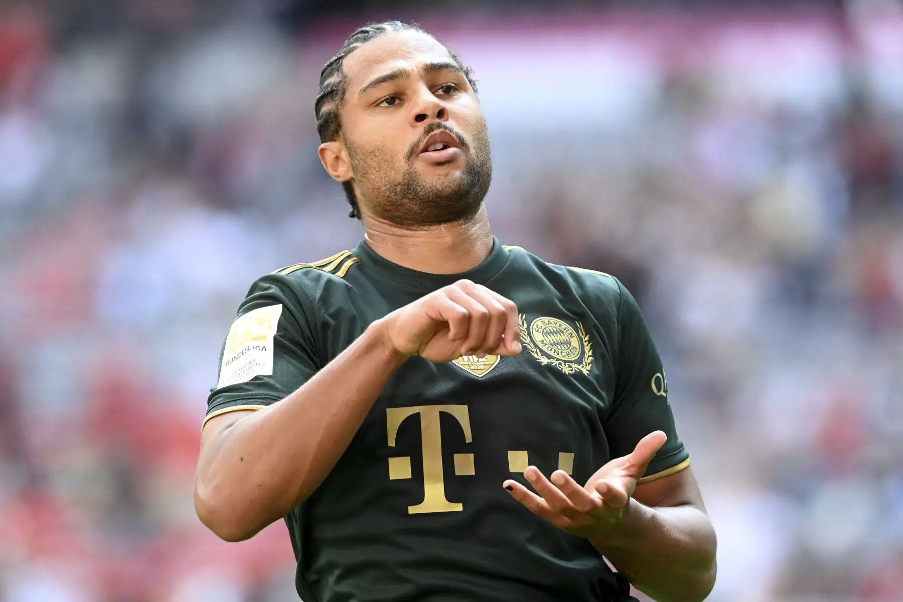 El centrocampista del Bayern de Múnich Serge Gnabry reacciona tras el tercer goldurante el partido de la primera división de la Bundesliga. Foto: AFP