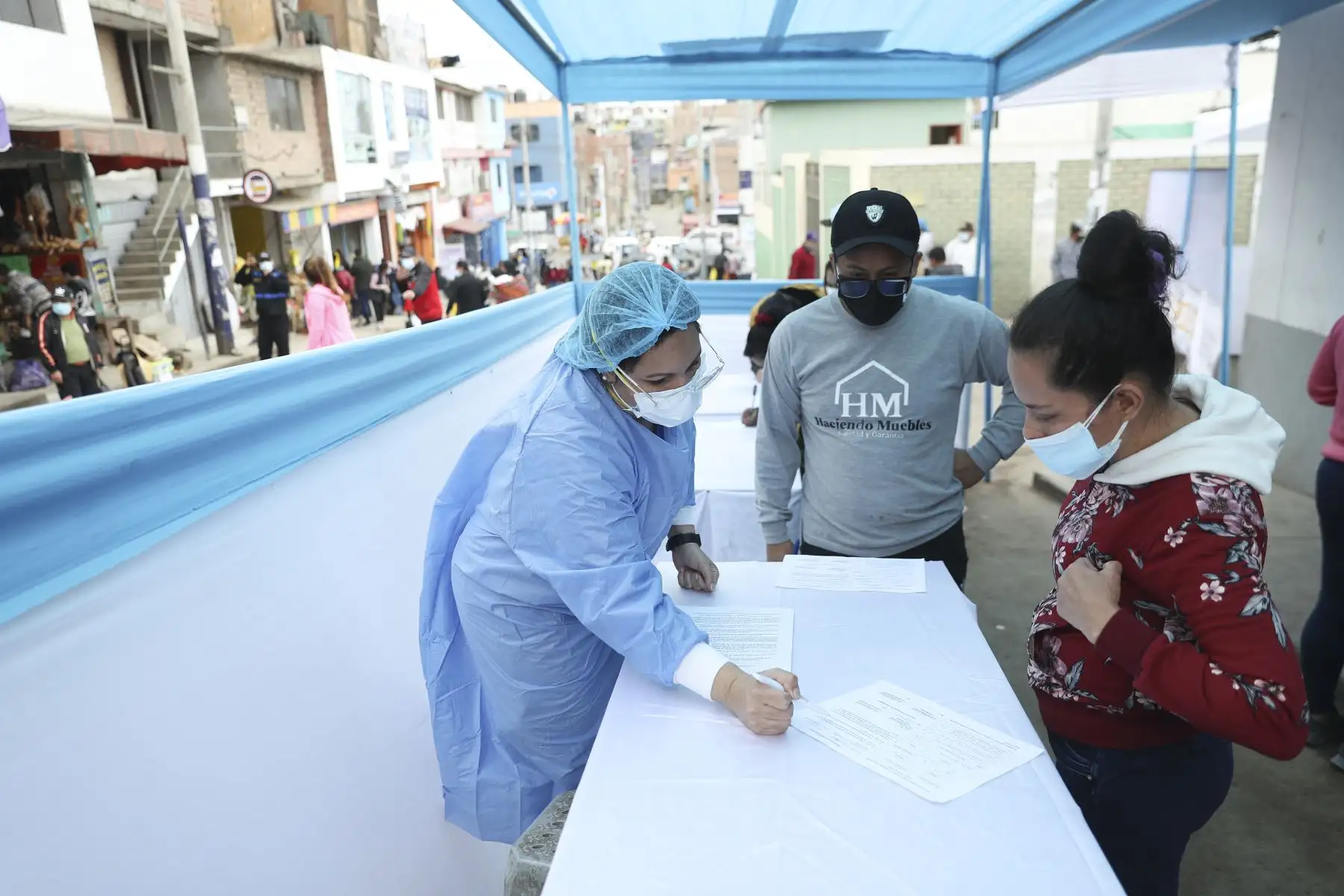Así se desarrolla la vacunación contra la covid-19 en el Centro de Salud San Genaro de Chorrillos. Foto: ANDINA/Carla Patiño