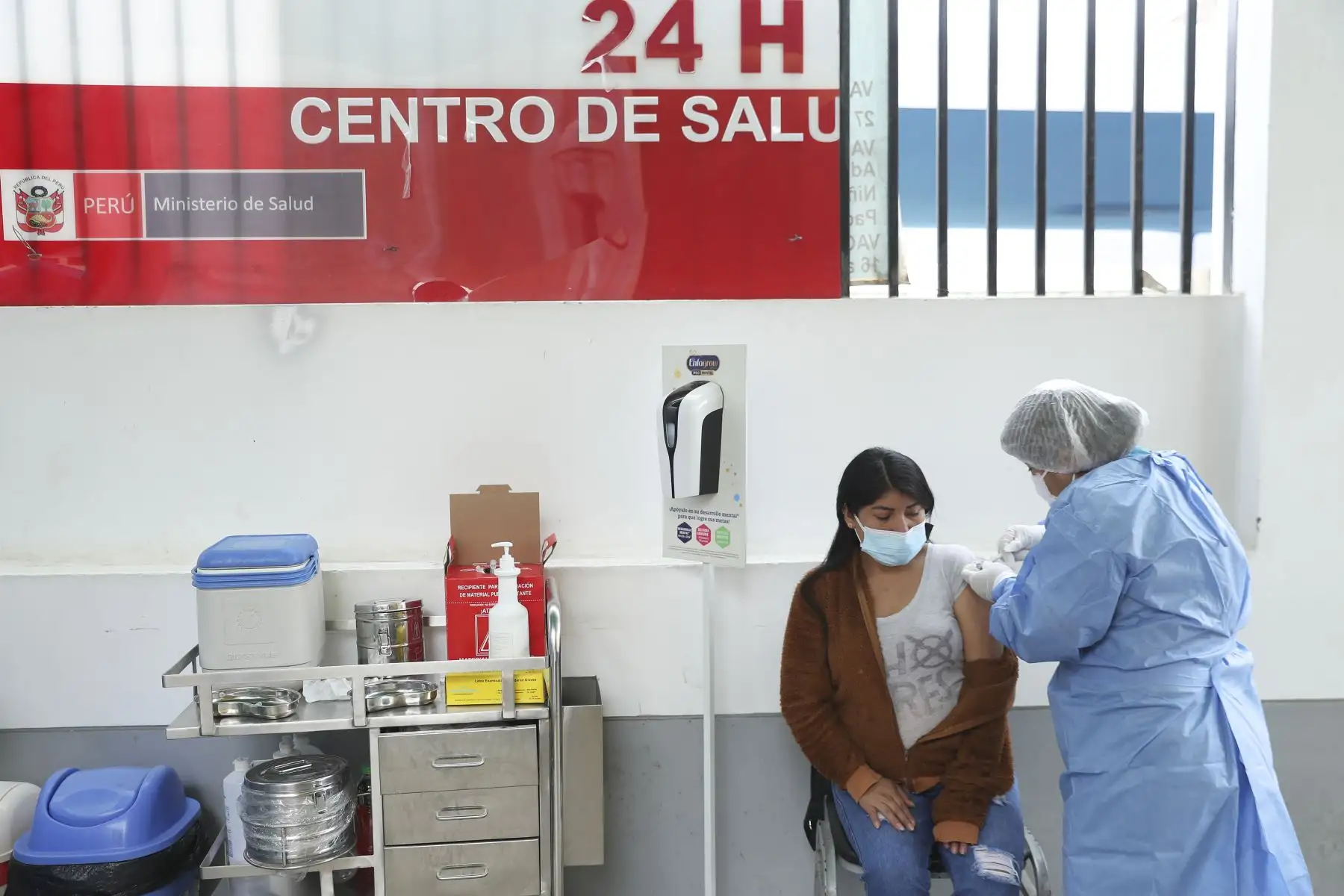 Así se desarrolla la vacunación contra la covid-19 en el Centro de Salud San Genaro de Chorrillos. Foto: ANDINA/Carla Patiño