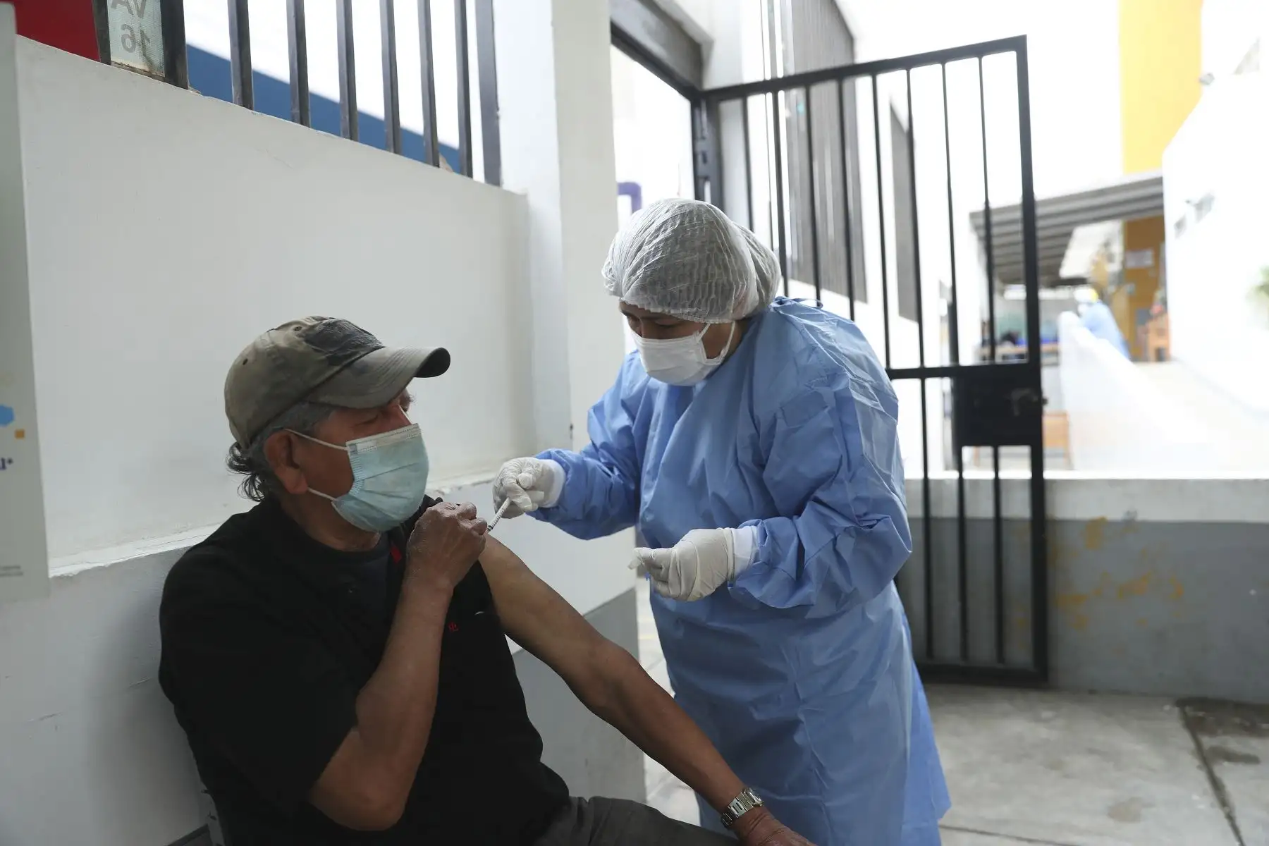 Así se desarrolla la vacunación contra la covid-19 en el Centro de Salud San Genaro de Chorrillos. Foto: ANDINA/Carla Patiño