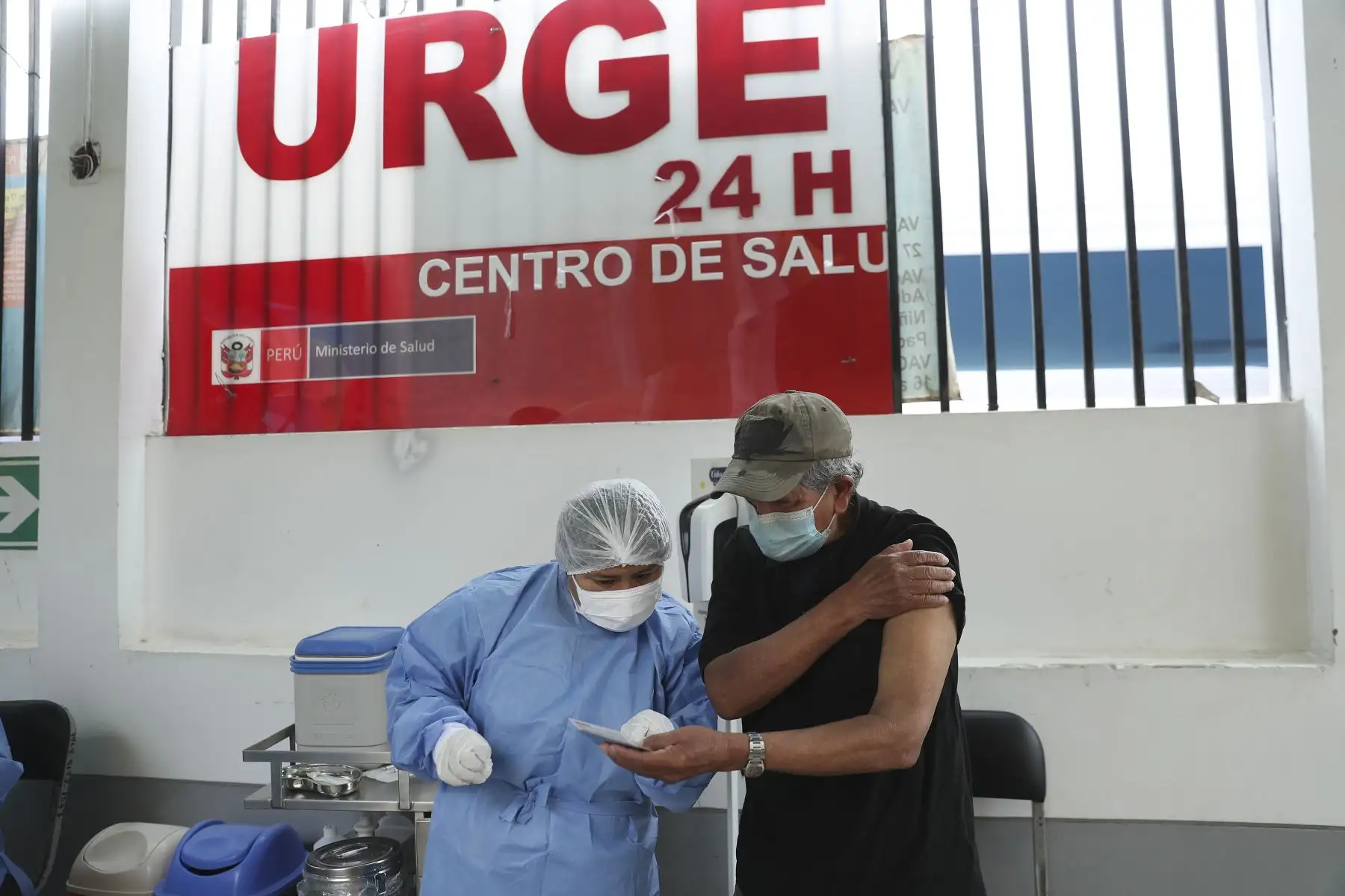 Así se desarrolla la vacunación contra la covid-19 en el Centro de Salud San Genaro de Chorrillos. Foto: ANDINA/Carla Patiño