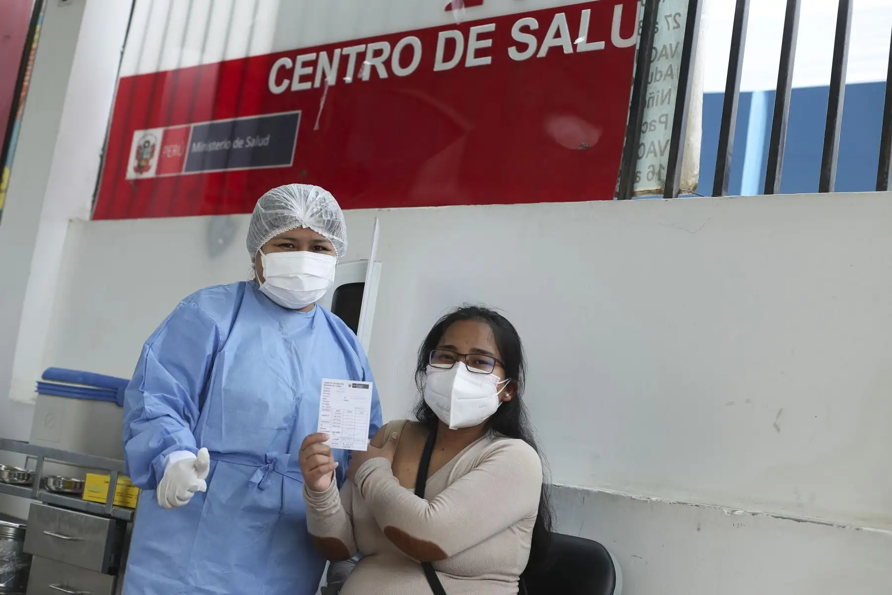 Así se desarrolla la vacunación contra la covid-19 en el Centro de Salud San Genaro de Chorrillos. Foto: ANDINA/Carla Patiño