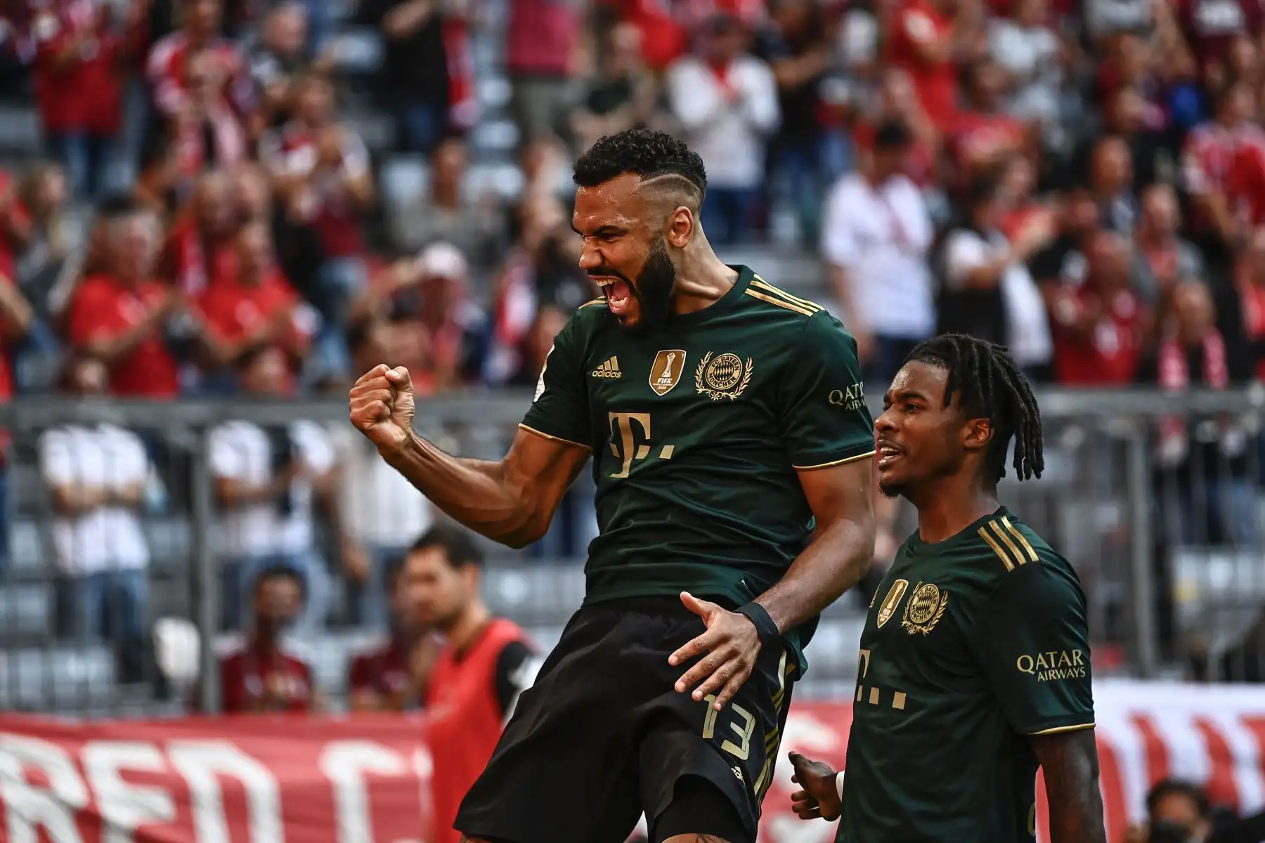 Eric Maxim Choupo-Moting del Bayern Múnich junto a su compañero Omar Richards celebran el 7-0 ante Bochum durante el partido de la Bundesliga. Foto: EFE