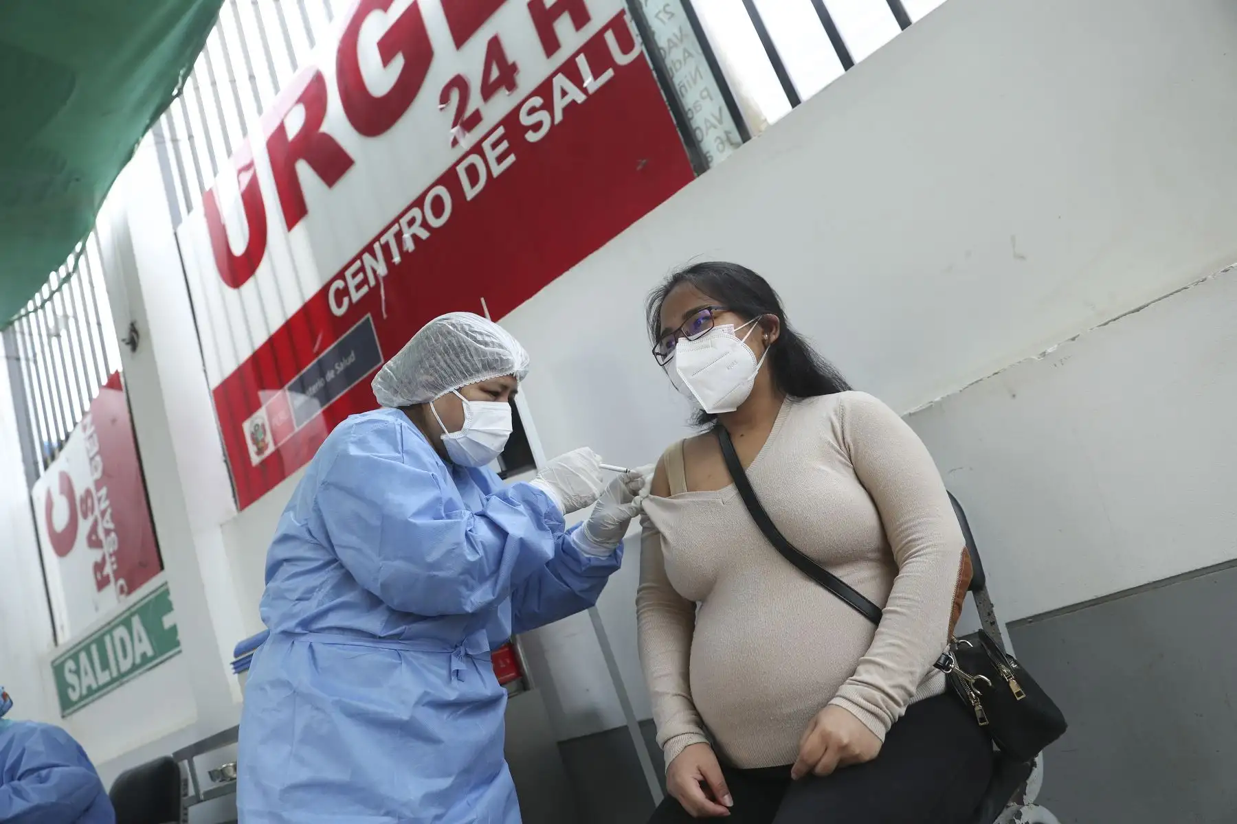 Así se desarrolla la vacunación contra la covid-19 en el Centro de Salud San Genaro de Chorrillos. Foto: ANDINA/Carla Patiño