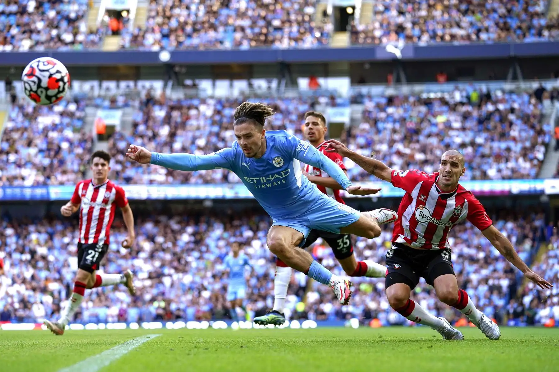 Jack Grealish del Manchester City en acción contra James Ward-Prowse del Southampton durante el partido de la Premier League. Foto: EFE