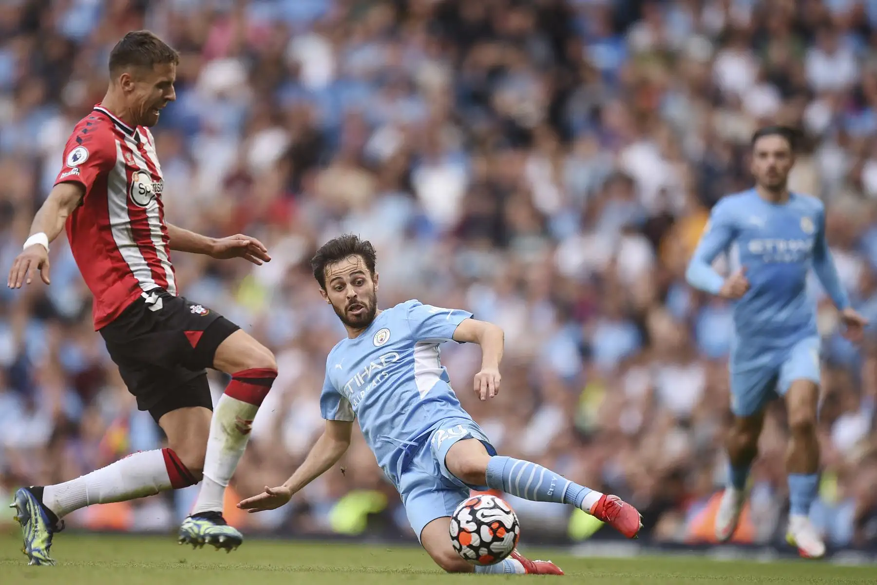 El defensor polaco del Southampton Jan Bednarek compite por el balón con el centrocampista portugués del Manchester City Bernardo Silva durante el partido de la Premier League. Foto: AFP