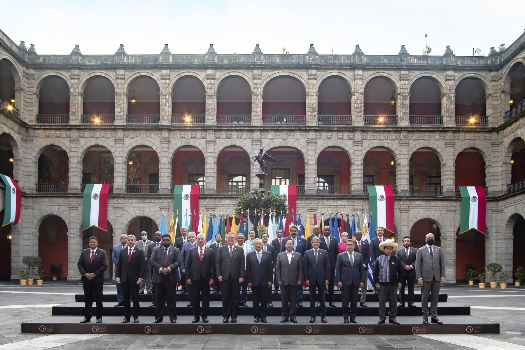 Foto oficial de la VI cumbre de la Comunidad de Estados Latinoamericanos y Caribeños (Celac), en el Palacio Nacional de México. Foto: Presidencia