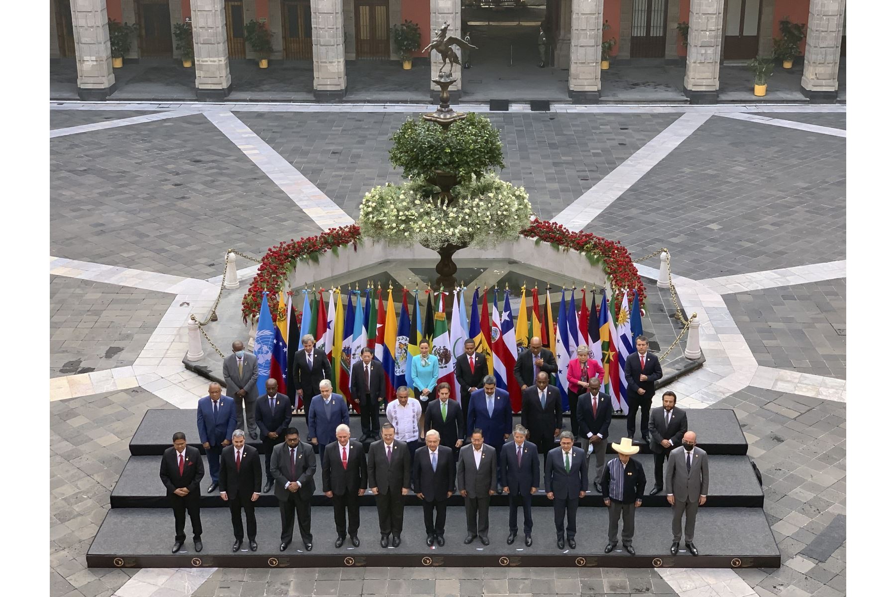 Foto oficial de la VI cumbre de la Comunidad de Estados Latinoamericanos y Caribeños (Celac), en el Palacio Nacional de México. Foto: Presidencia
