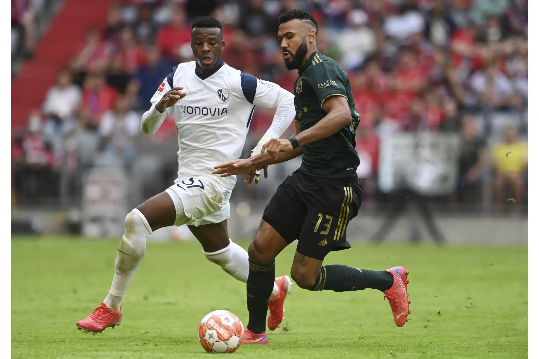 El defensor alemán de Bochum Armel Bella Kotchap y el delantero del Bayern Munich Eric Maxim Choupo-Moting compiten por el balón durante el partido de la Bundesliga. Foto: AFP