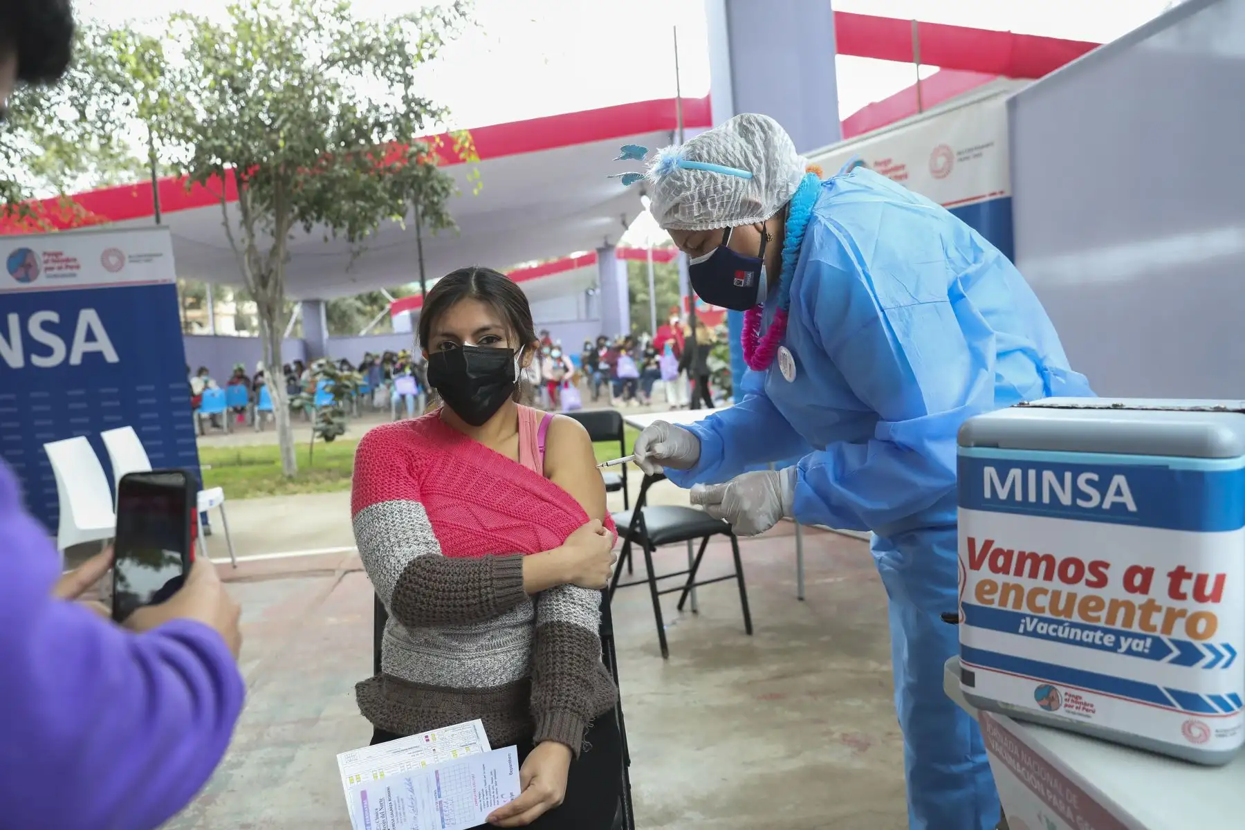 El ministro de Salud, Hernando Cevallos, supervisa el Vacunafest dirigido a gestantes en el Parque Zonal Mayta Capac, en San Martín de Porres. Foto: ANDINA/Carla Patiño