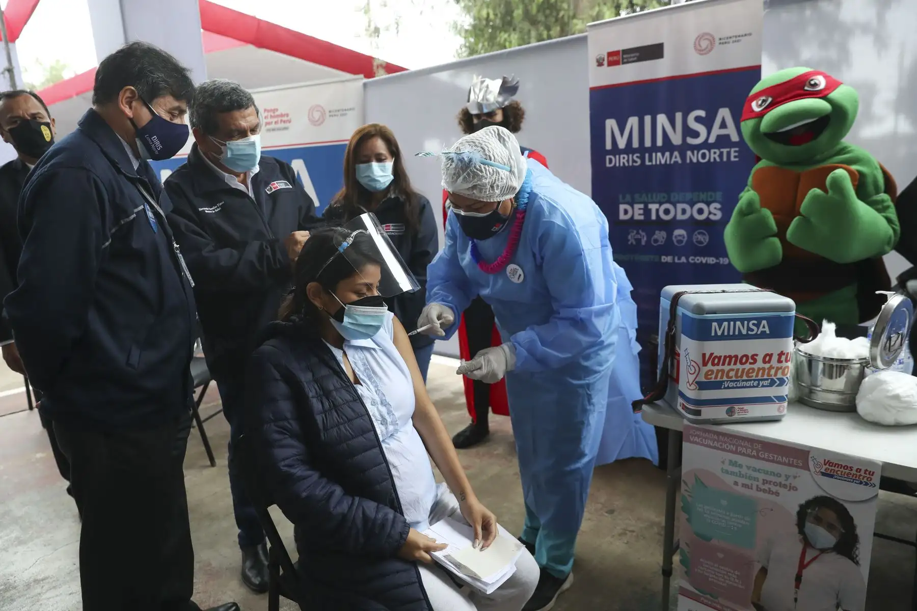 El ministro de Salud, Hernando Cevallos, supervisa el Vacunafest dirigido a gestantes en el Parque Zonal Mayta Capac, en San Martín de Porres. Foto: ANDINA/Carla Patiño
