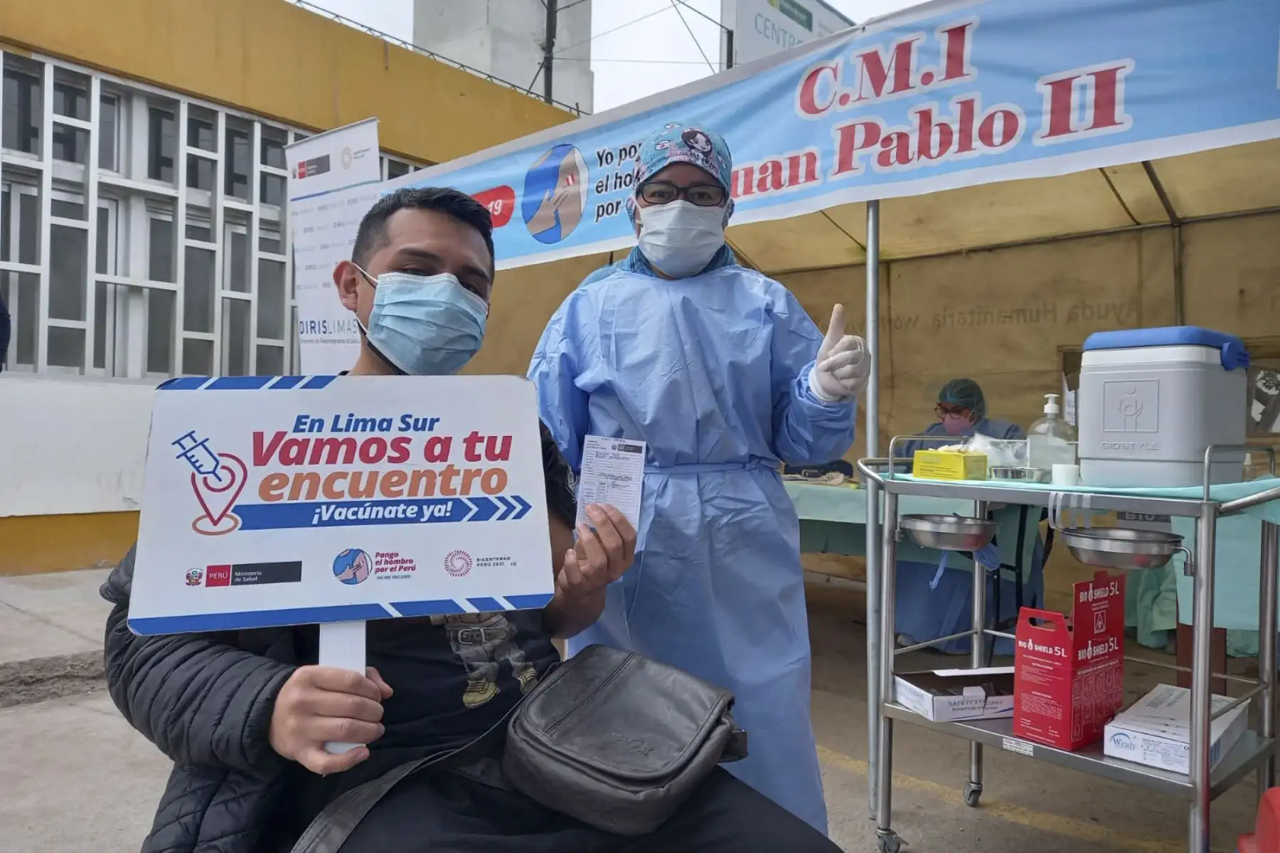Vacunación en el Centro Materno Infantil Juan Pablo en el distrito de Villa El Salvador. Foto: Minsa