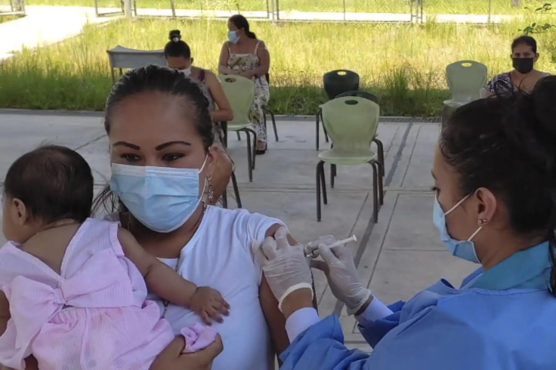 Vacunación contra la covid-19 en Lambayeque. Las madres gestantes desde las 12 semanas de gestación llegan para aplicarse la primera o segunda dosis. Foto: Minsa