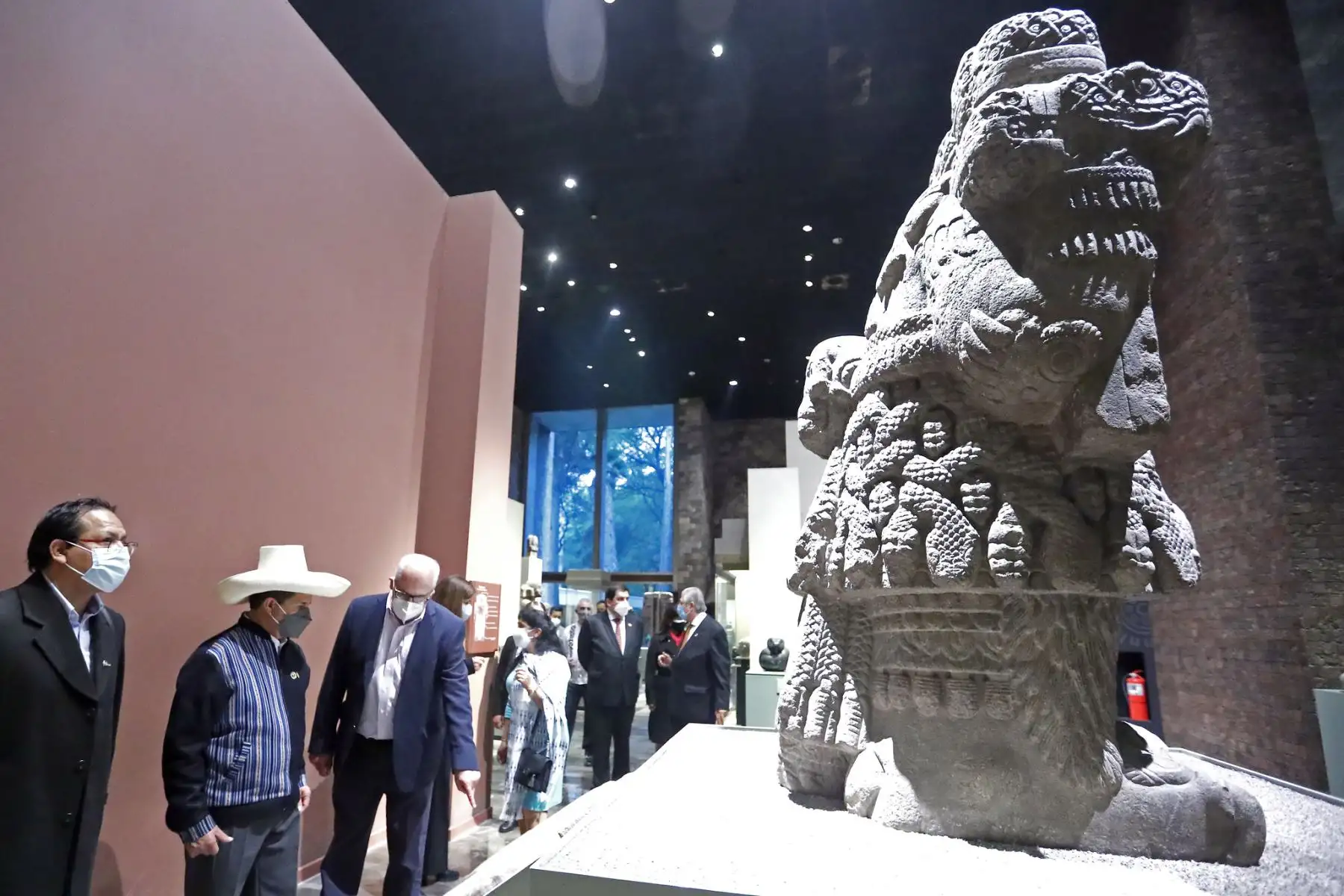 Presidente Pedro Castillo asistió a la inauguración de la exposición “Camina el autor” de Guamán Poma de Ayala, en el Museo de Antropología de México. Foto: ANDINA/Prensa Presidencia