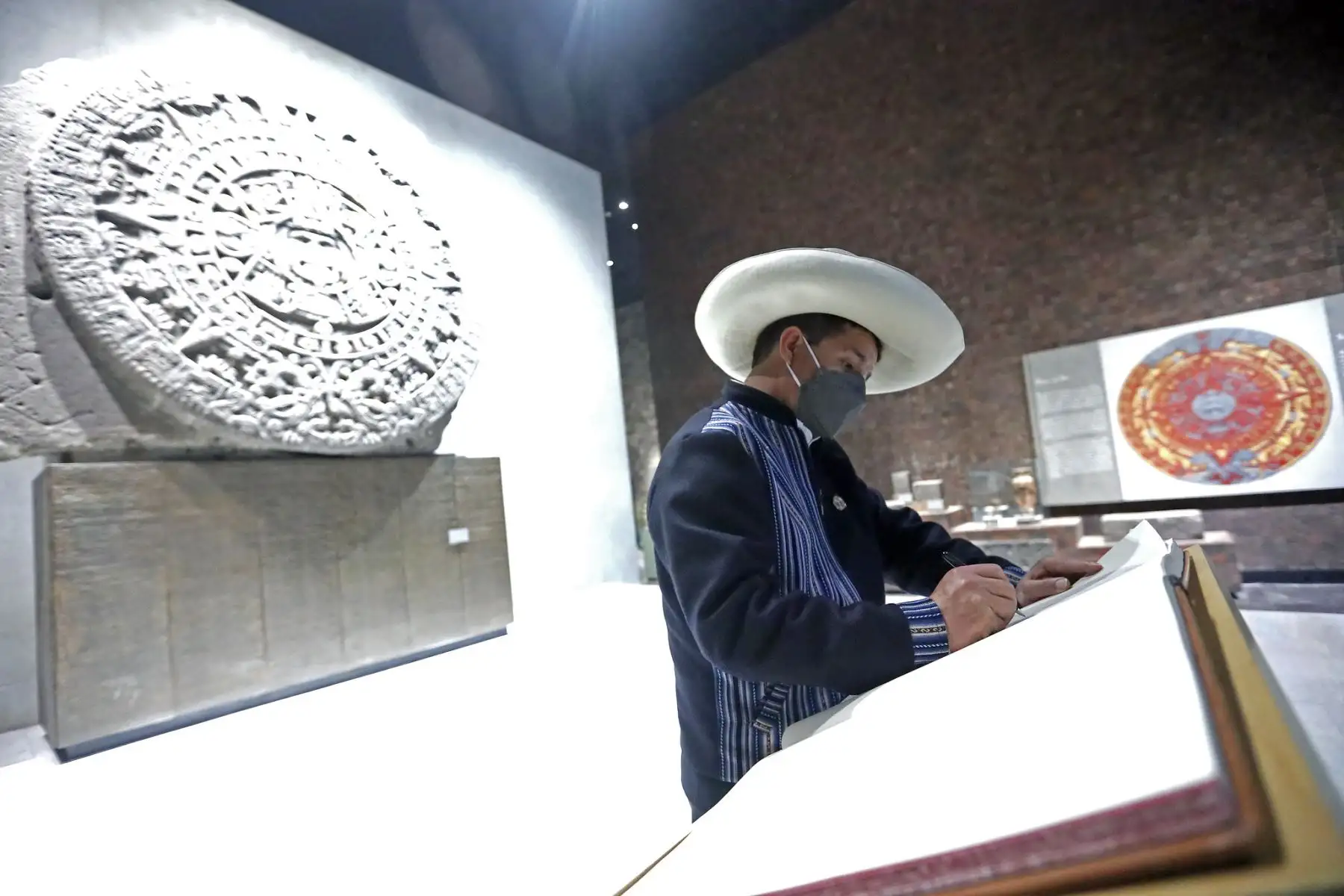 Presidente Pedro Castillo asistió a la inauguración de la exposición “Camina el autor” de Guamán Poma de Ayala, en el Museo de Antropología de México. Foto: ANDINA/Prensa Presidencia