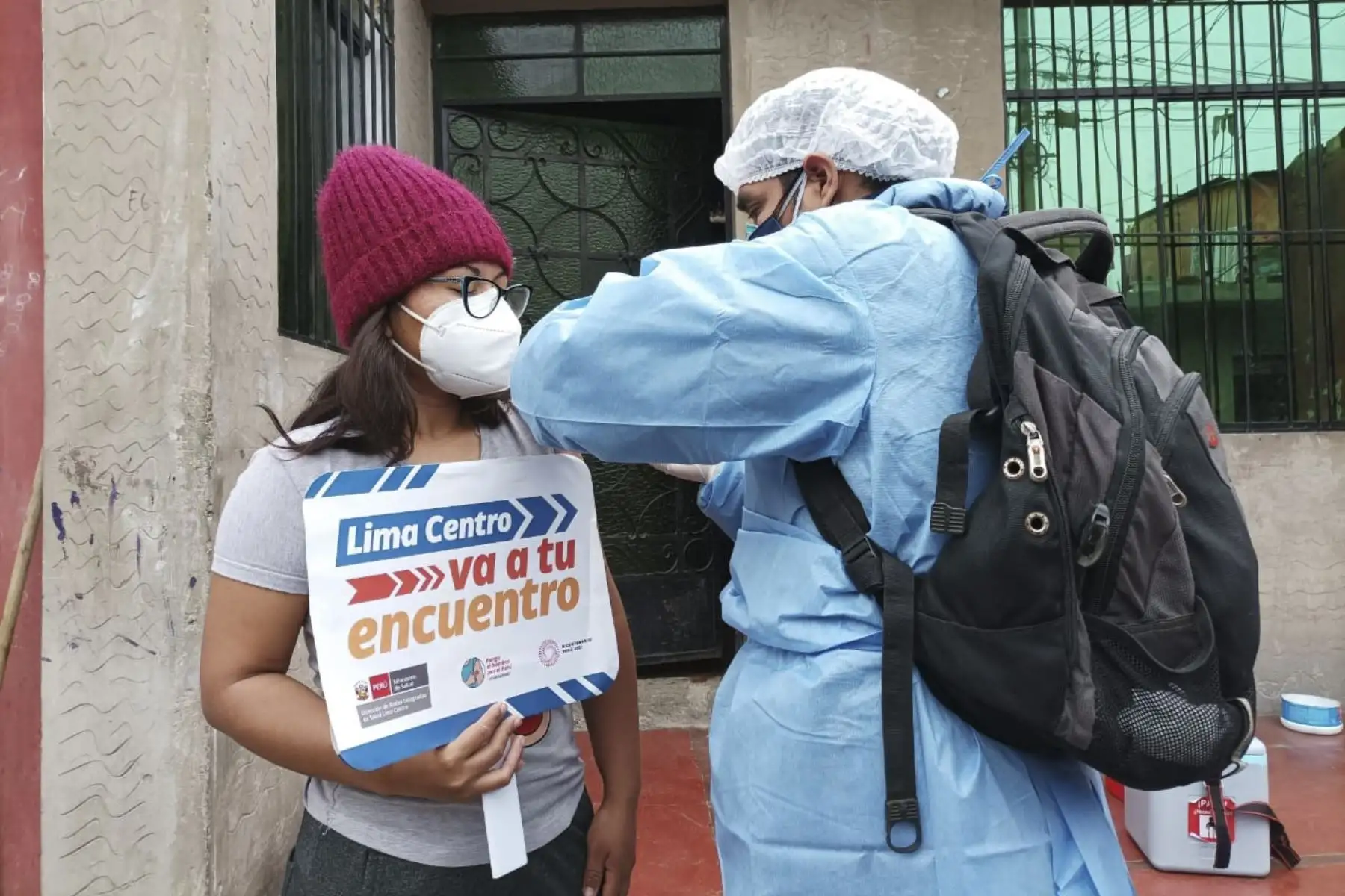 Como parte de la campaña integral que se realizó en la loza deportiva 10 de Octubre en San Juan de Lurigancho, que es parte de actividades que realiza la estrategia “Vamos a tu encuentro, ¡Vacúnate ya!”, la Dirección de Redes Integradas de Salud (Diris) Lima Centro del Minsa inició las visita a las casas de la zona y vacunó contra la Covid-19 a 63 personas que no pudieron acercarse a los puntos de vacunación para ser inoculados por diversos motivos. Foto: Minsa