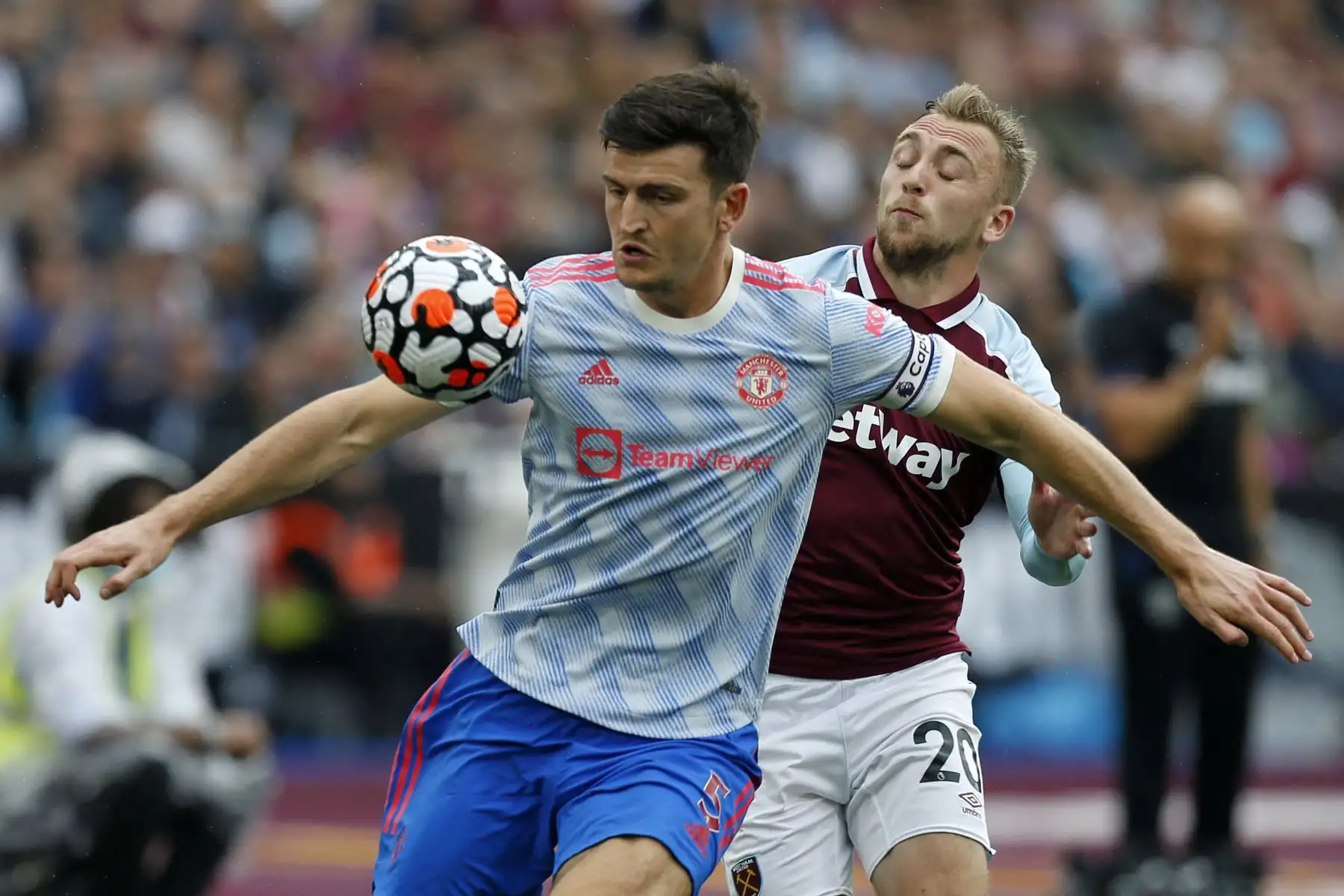 El defensor inglés del Manchester United, Harry Maguire compite con el delantero inglés del West Ham United, Jarrod Bowen durante el partido de la Premier League. Foto: AFP