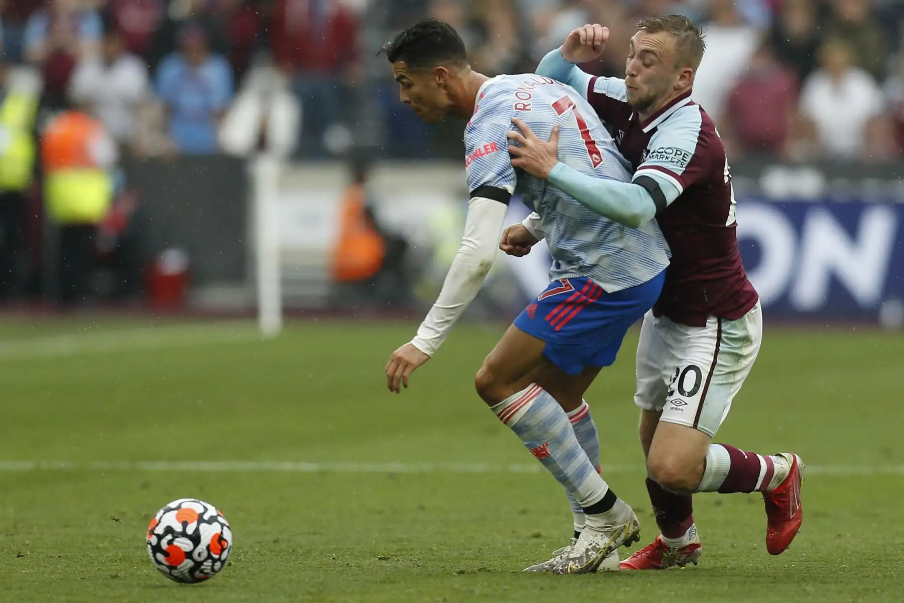 El delantero portugués del Manchester United, Cristiano Ronaldo, compite con el delantero inglés del West Ham United, Jarrod Bowen, durante el partido de la Premier League. Foto: AFP