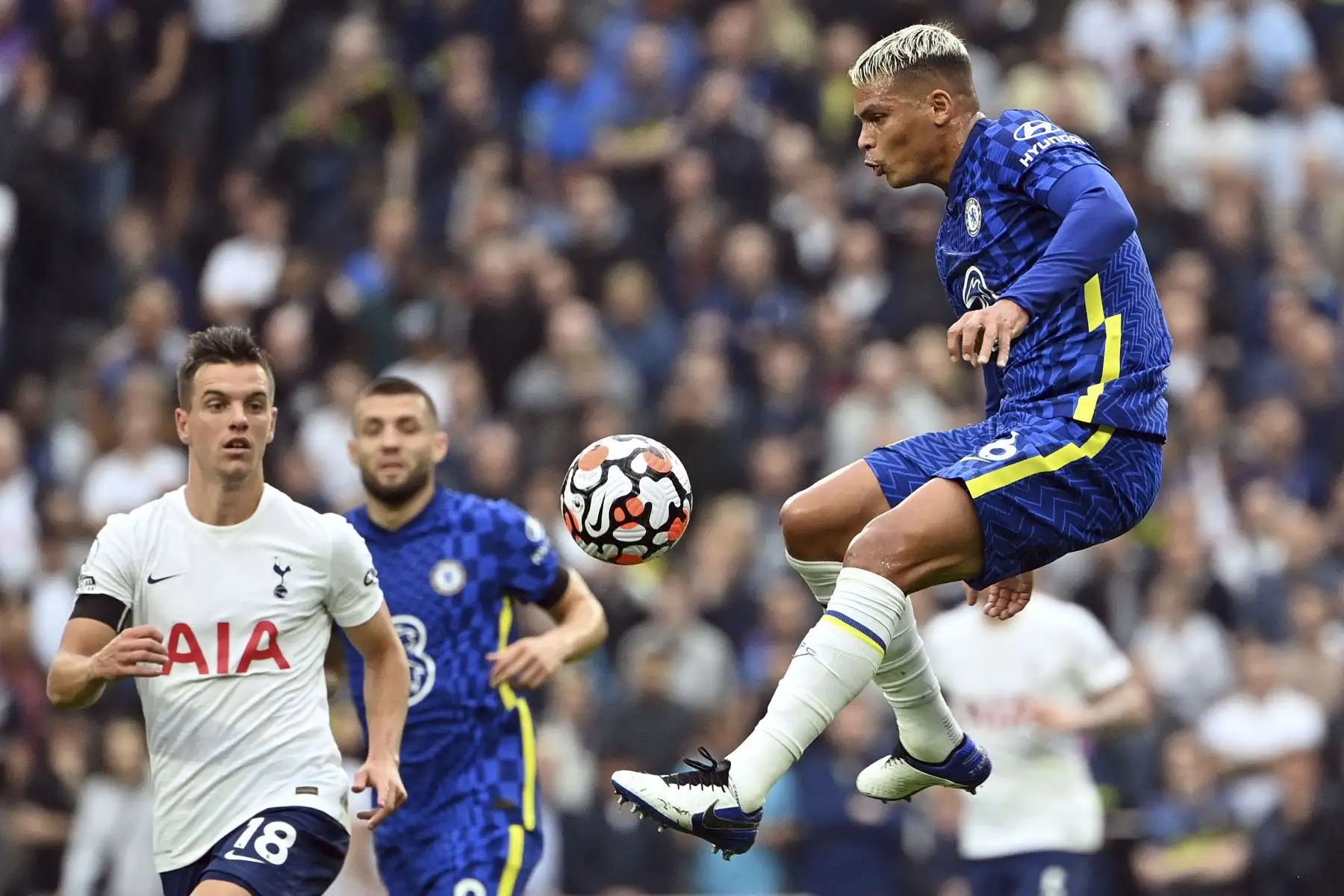 El defensor brasileño del Chelsea Thiago Silva salta por el balón durante el partido de la Premier League. Foto: AFP
