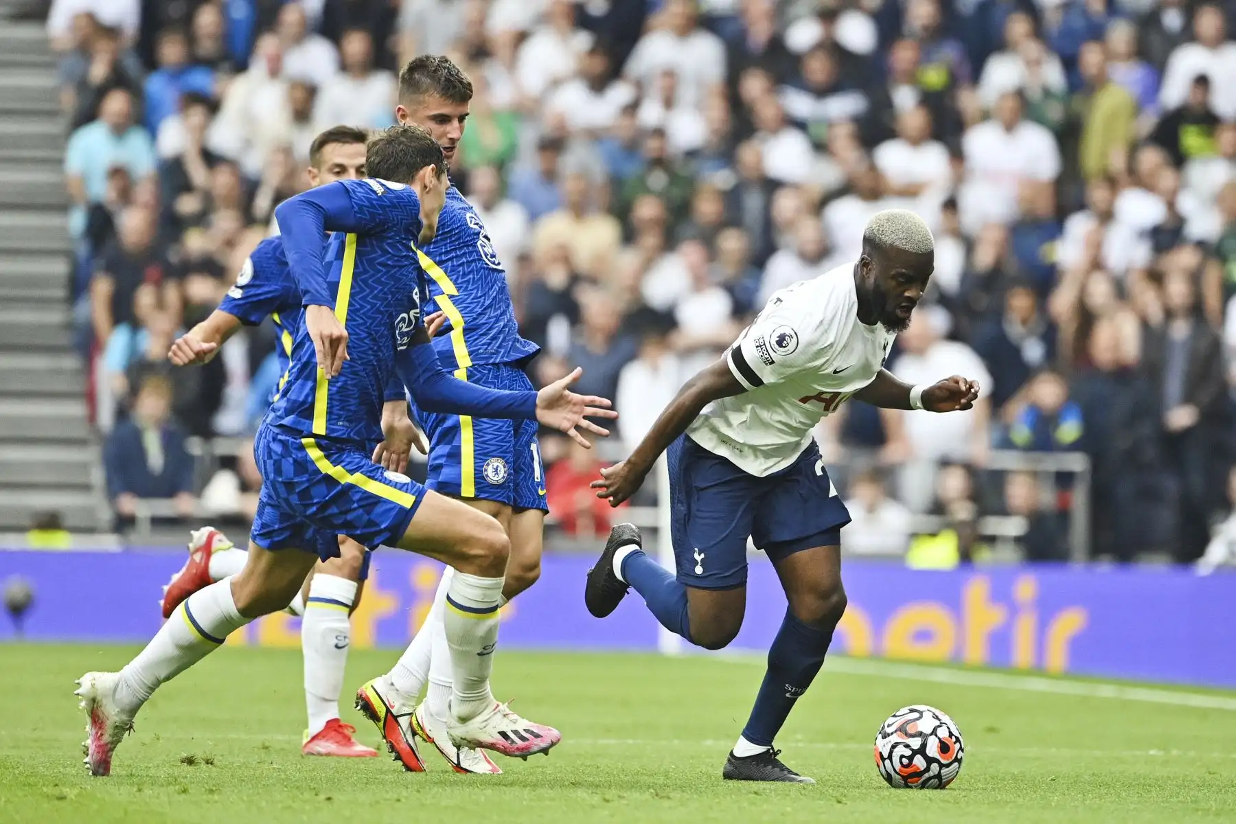 El centrocampista francés del Tottenham Hotspur Tanguy Ndombele corre con el balón durante el partido de la Premier League. Foto: AFP