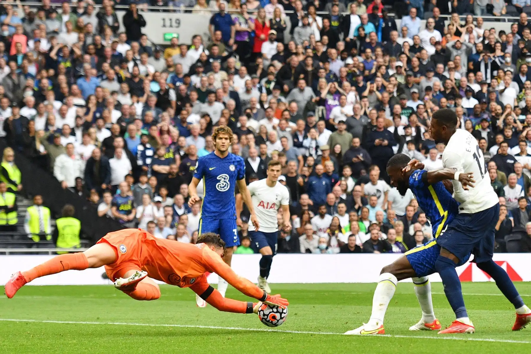 El portero español del Chelsea Kepa Arrizabalaga ataja el balón durante el partido de la Premier League.
Foto: AFP