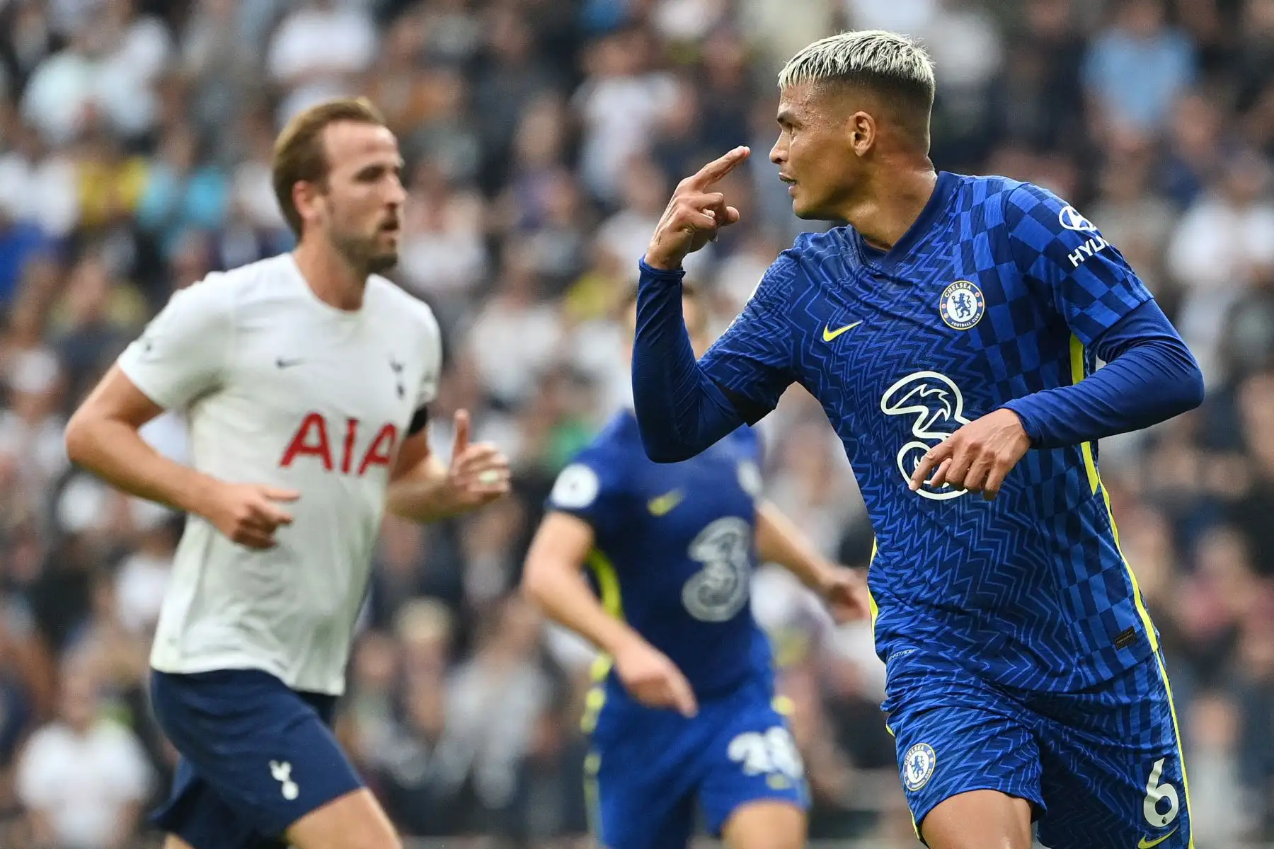El defensor brasileño del Chelsea Thiago Silva hace gestos durante el partido de de la Premier League.
Foto: AFP