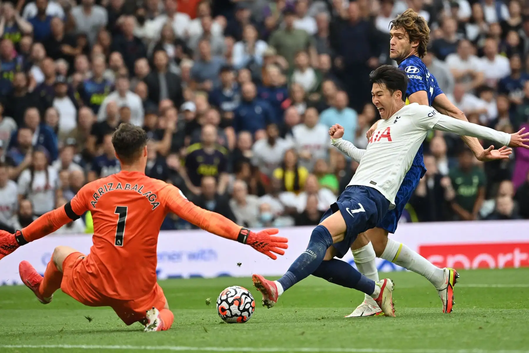 El portero español del Chelsea Kepa Arrizabalaga bloquea un disparo del delantero surcoreano del Tottenham Hotspur Son Heung-Min durante el partido de la Premier League.
Foto: AFP