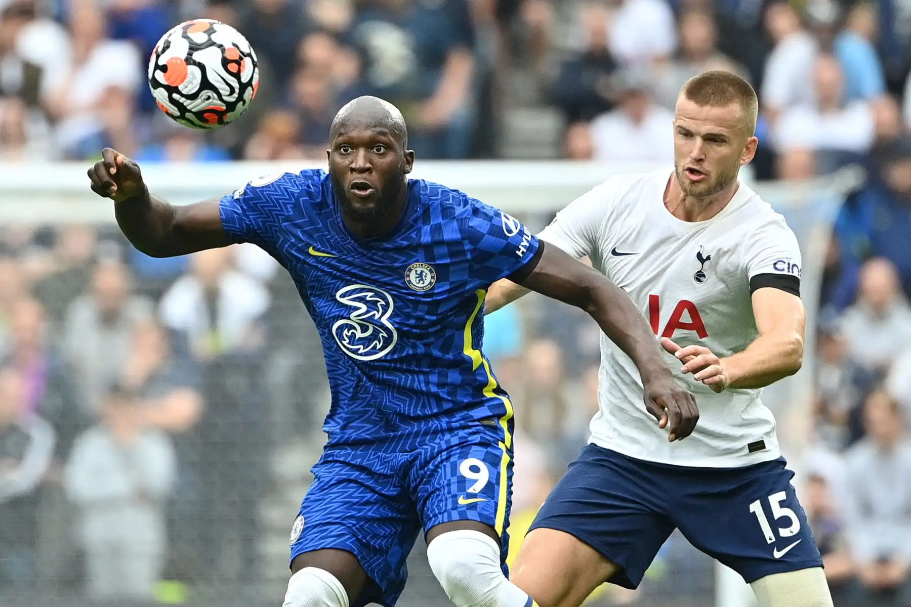 El delantero belga del Chelsea, Romelu Lukaku, es desafiado por el defensor inglés del Tottenham Hotspur, Eric Dier, durante el partido de la Premier League.
Foto: AFP