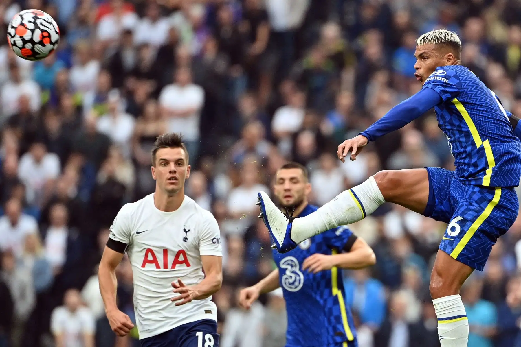 El defensor brasileño del Chelsea Thiago Silva salta por el balón durante el partido de la Premier League.
Foto: AFP