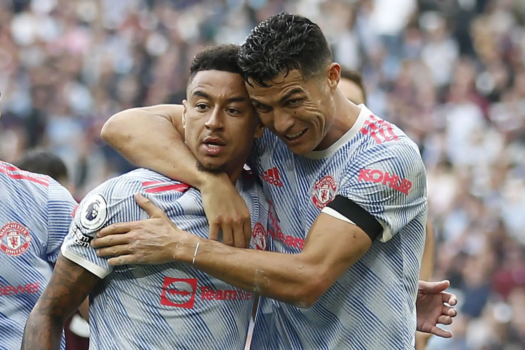 El centrocampista inglés del Manchester United, Jesse Lingard, celebra con su compañero Cristiano Ronaldo después de anotar el segundo gol durante el partido de la Premier League. Foto: AFP