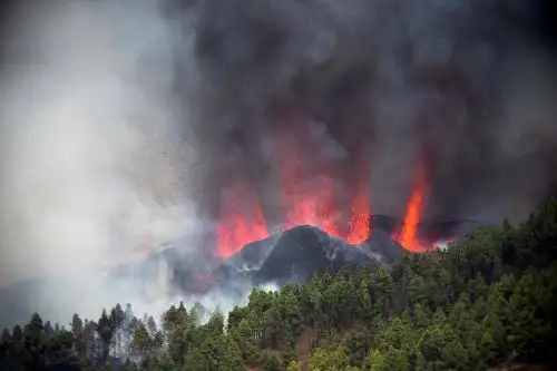El volcán Cumbre Vieja, de las islas Canarias, España, está en plena erupción. EFE