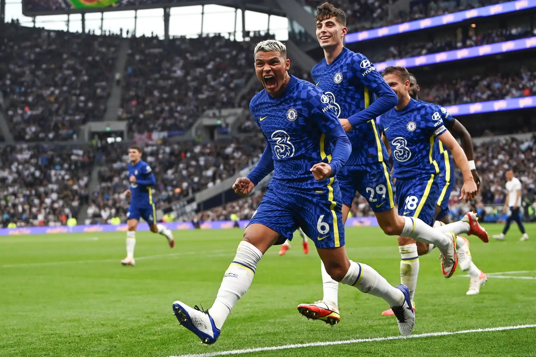 Thiago Silva del Chelsea celebra con sus compañeros tras anotar el 1-0 ante Tottenham durante el partido de la Premier League. Foto: EFE