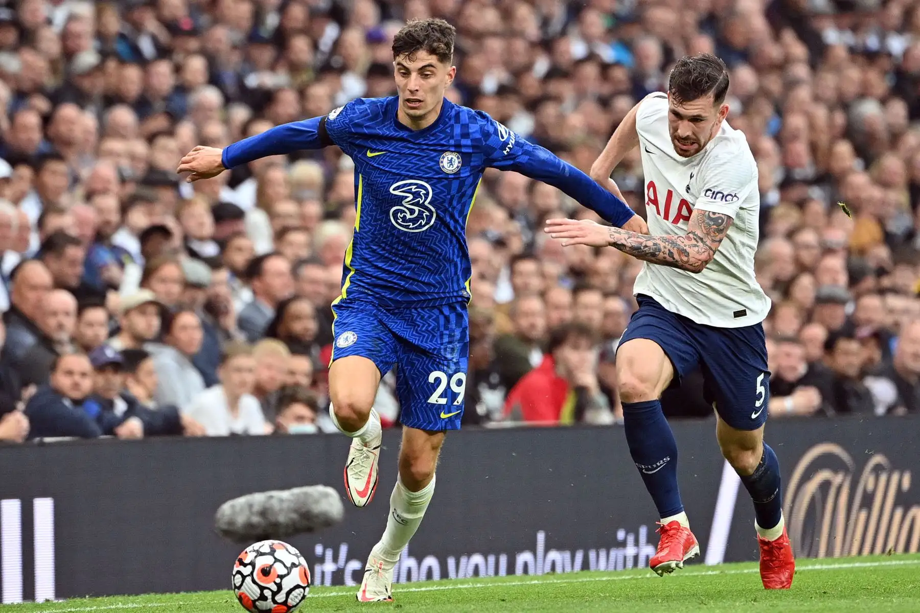 El centrocampista alemán del Chelsea Kai Havertz se aleja del centrocampista danés del Tottenham Hotspur Pierre-Emile Hojbjerg durante el partido de la Premier League. Foto: AFP