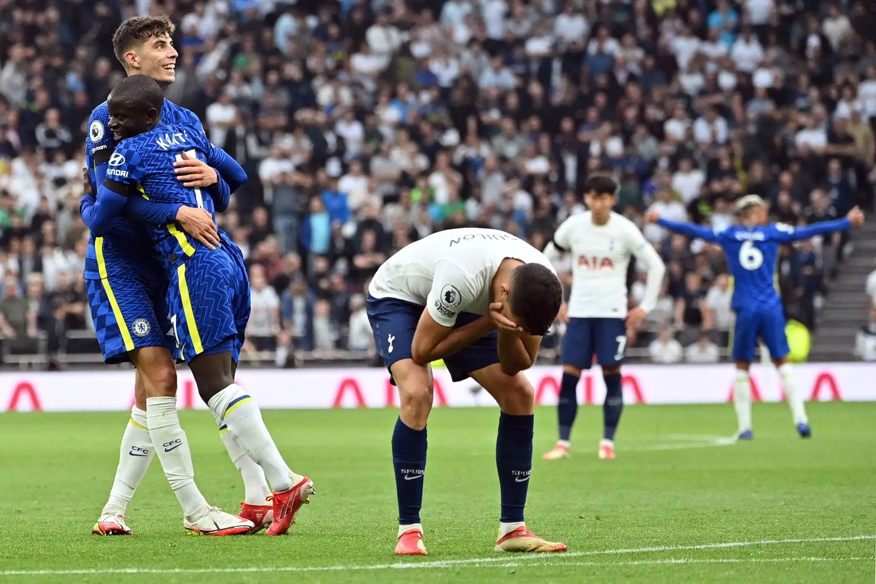 El defensor español del Tottenham Hotspur Sergio se lamenta mientras el centrocampista francés del Chelsea N