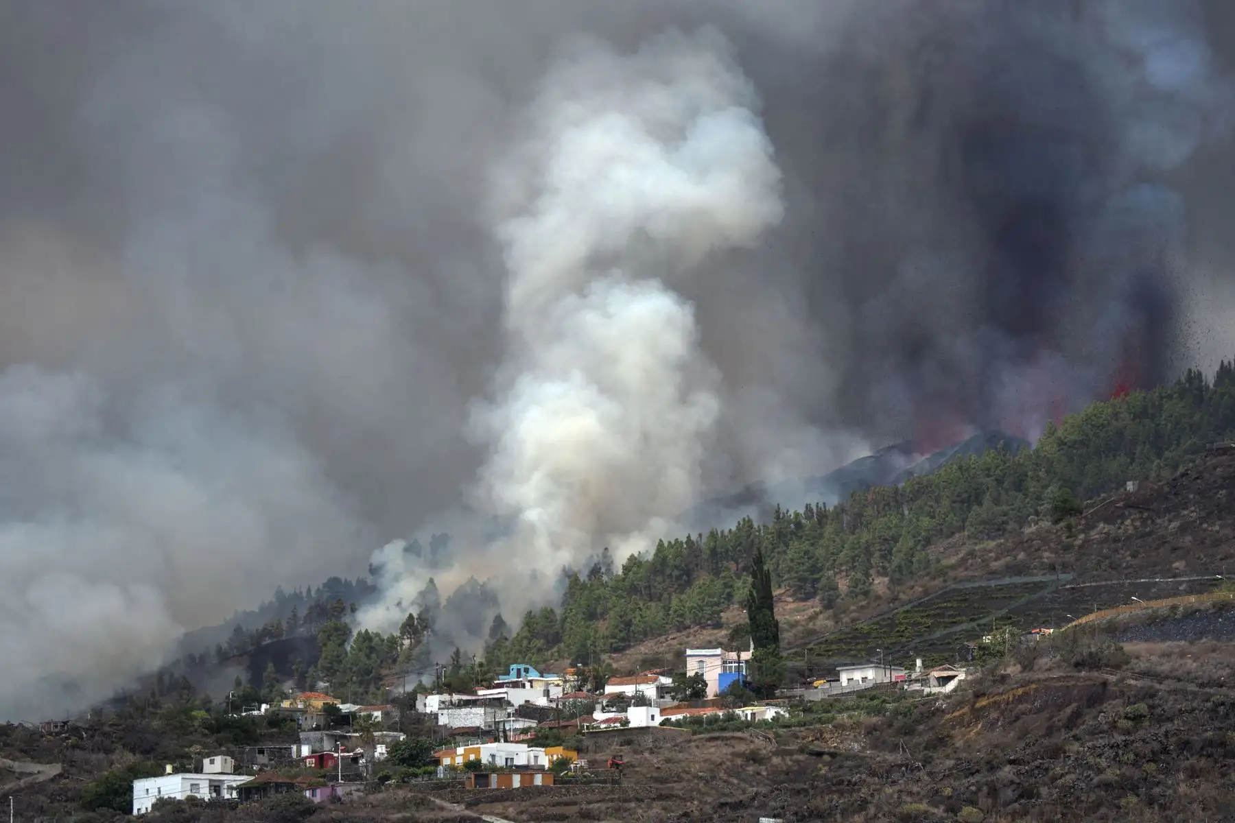 El monte Cumbre Vieja entra en erupción arrojando una columna de humo, ceniza y lava como se ve desde Los Llanos de Aridane, en la isla canaria de La Palma, España. Foto: AFP