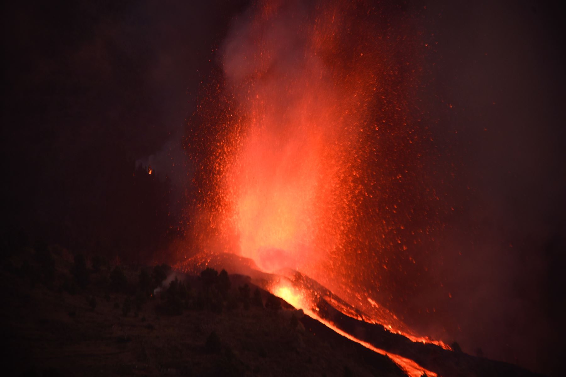 El volcán Cumbre Vieja de la isla canaria de La Palma, en España, entró en erupción este domingo. Foto: EFE