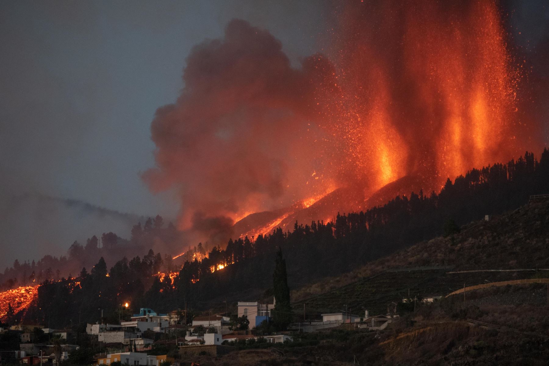 El Monte Cumbre Vieja entra en erupción en El Paso, arrojando columnas de humo, ceniza y lava como se ve desde Los Llanos de Aridane, en la isla canaria de La Palma. Foto: AFP