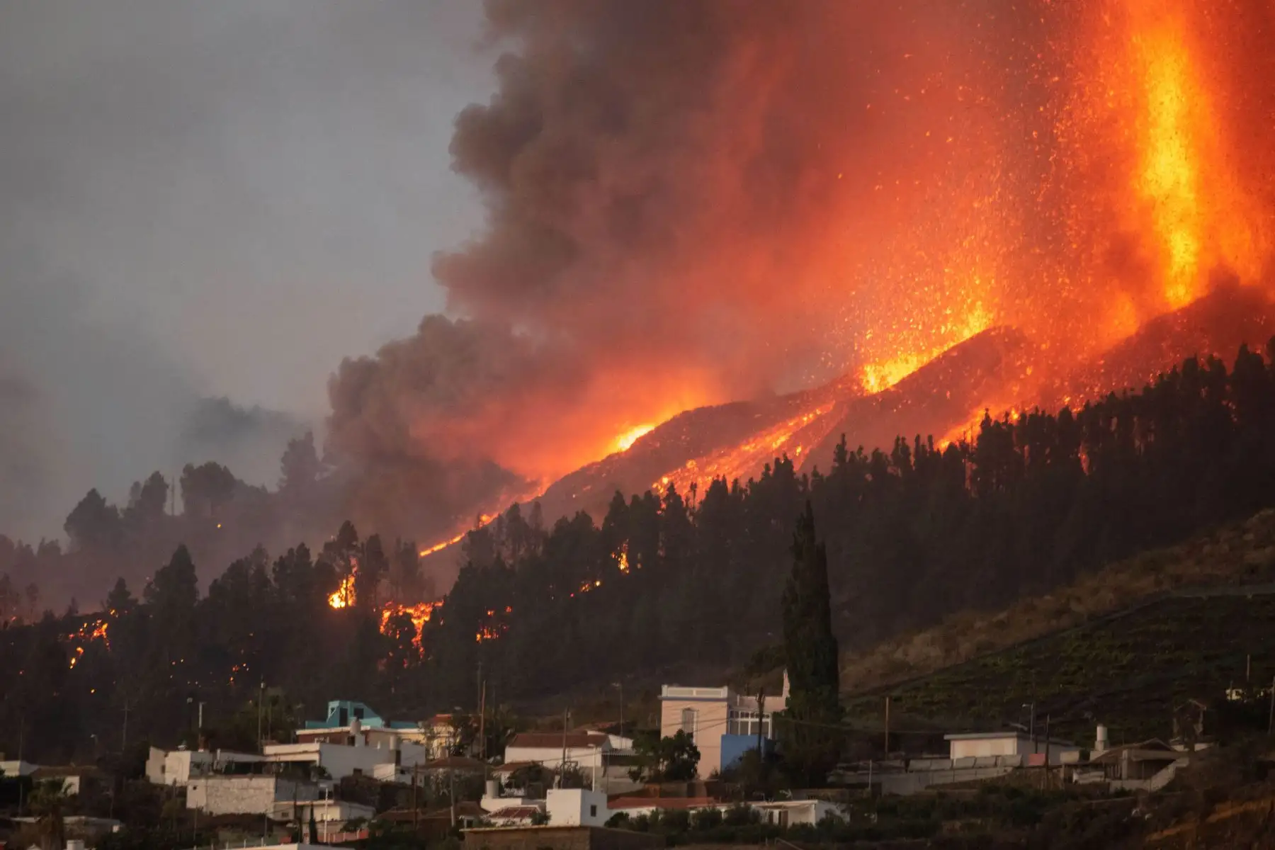 El Monte Cumbre Vieja entra en erupción en El Paso, arrojando columnas de humo, ceniza y lava como se ve desde Los Llanos de Aridane, en la isla canaria de La Palma. Foto: AFP