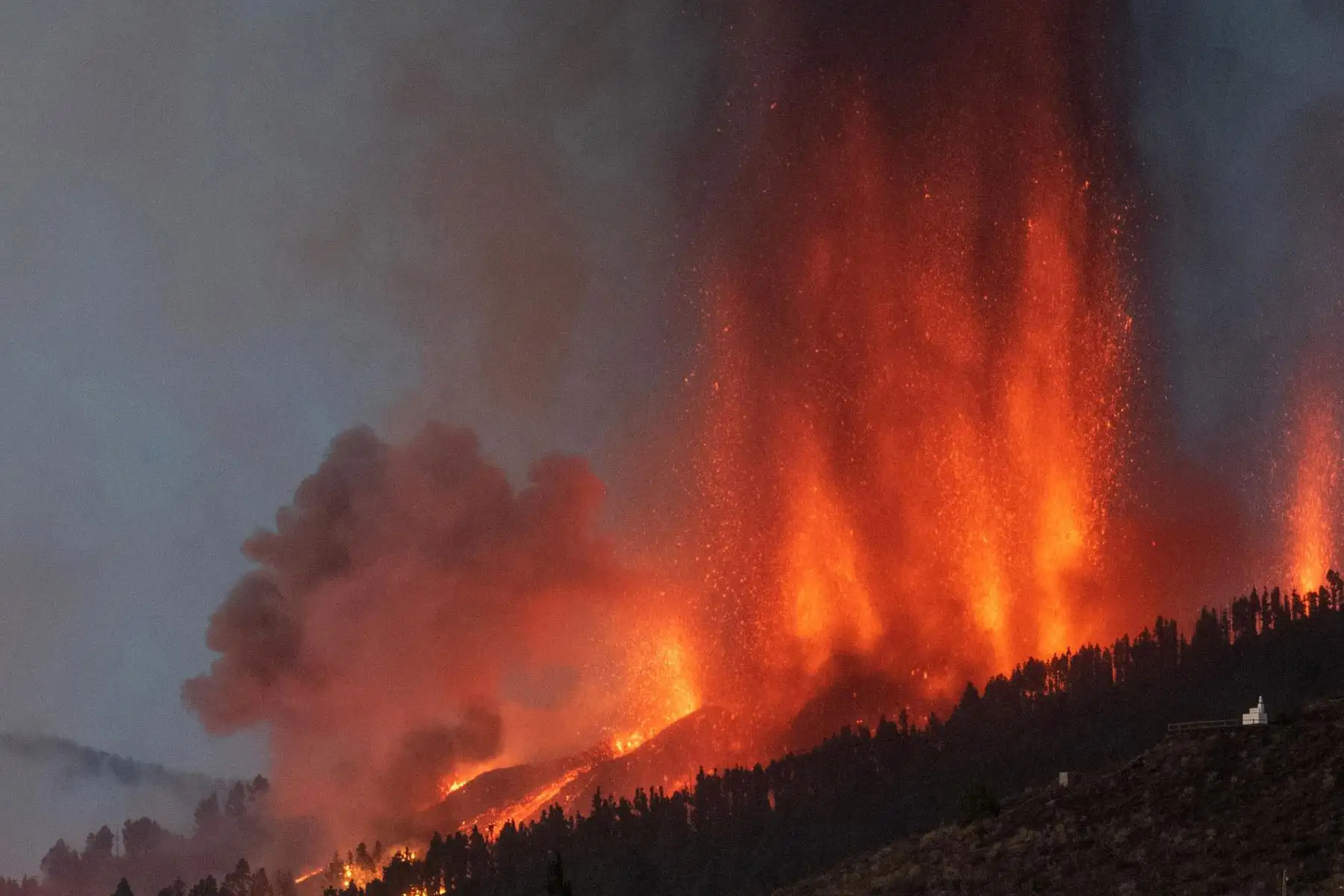 El Monte Cumbre Vieja entra en erupción en El Paso, arrojando columnas de humo, ceniza y lava como se ve desde Los Llanos de Aridane, en la isla canaria de La Palma. Foto: AFP