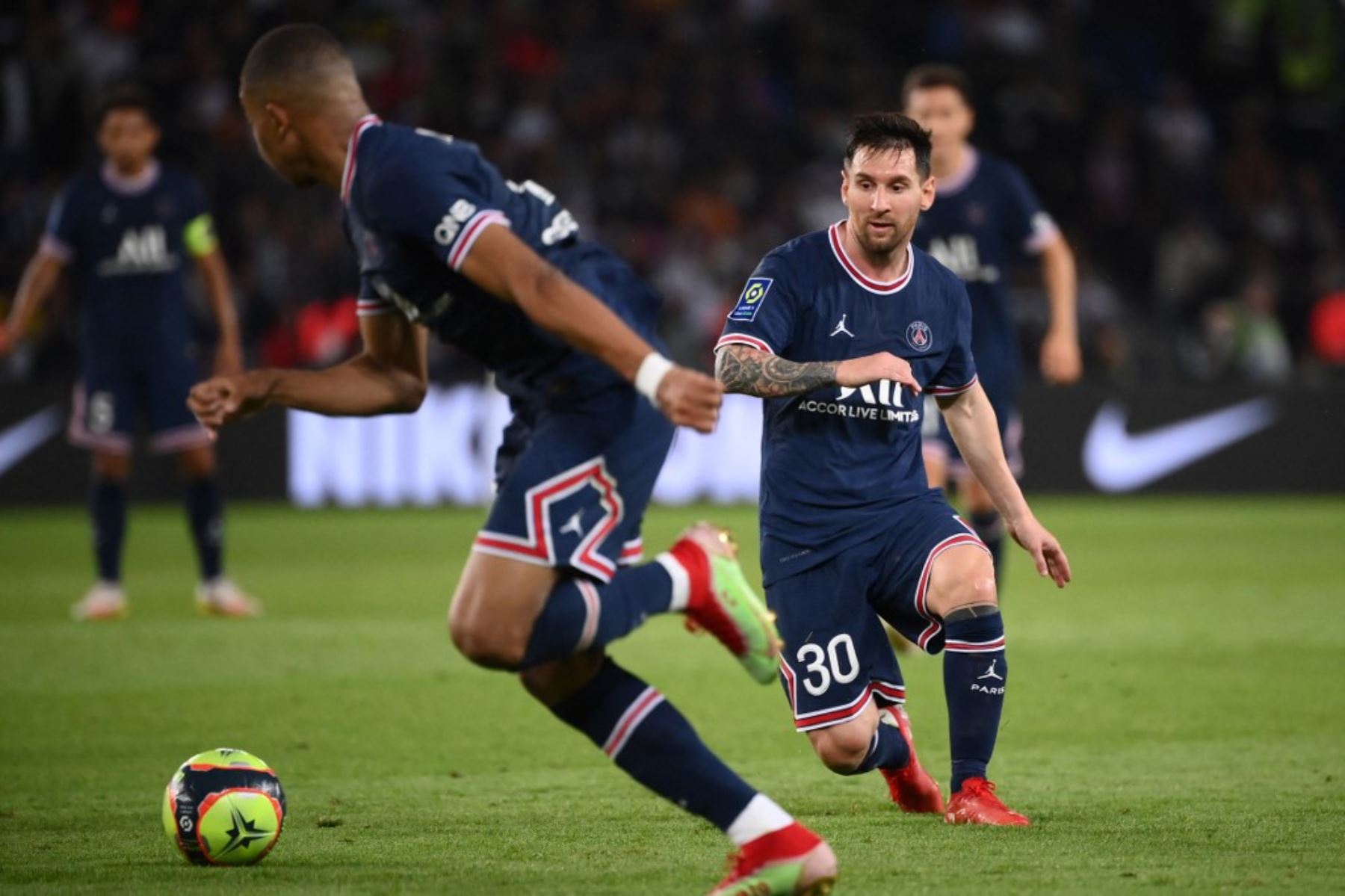 Messi fue titular en el PSG ante el Lyon, pero no pudo hacerse presente con gol.