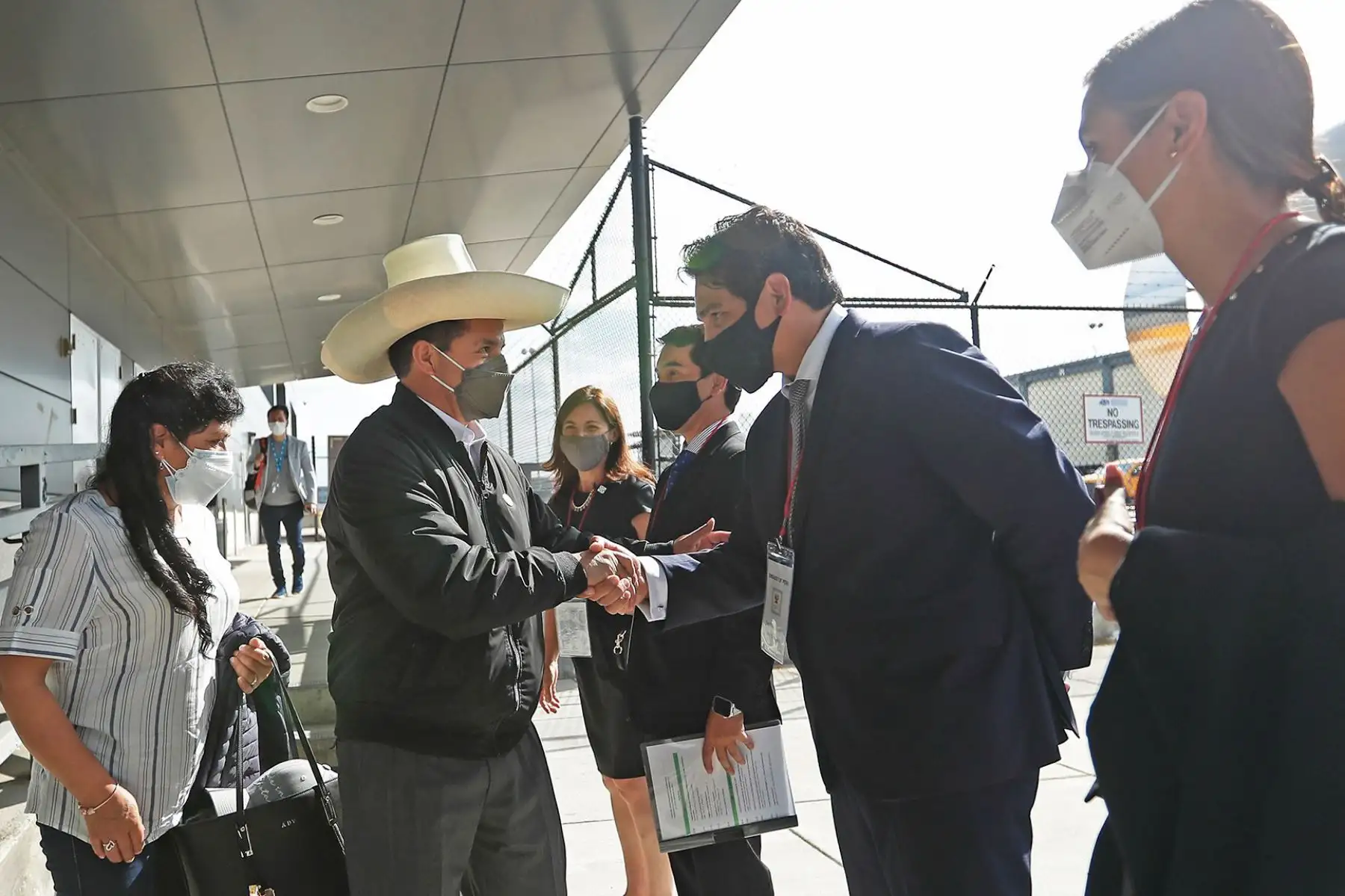 El presidente Pedro Castillo llegó a Estados Unidos para participar en la sesión del Consejo Permanente de la OEA en la 76° Asamblea General de la ONU. El jefe de Estado fue recibido por el representante permanente del Perú ante la OEA, Harold Forsyth. Foto: ANDINA/Prensa Presidencia