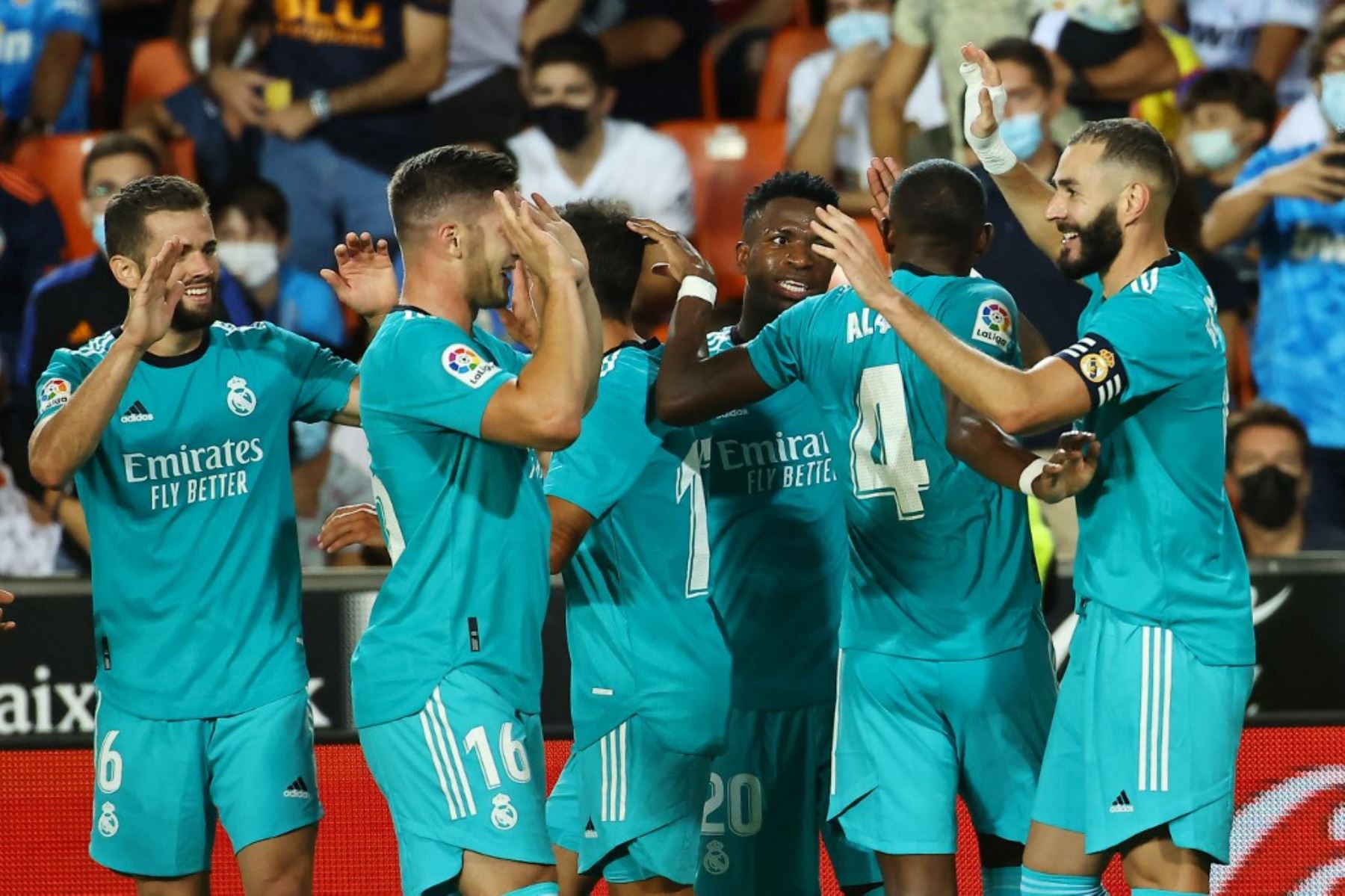 Benzema le da el triunfo al Real Madrid en los minutos finales