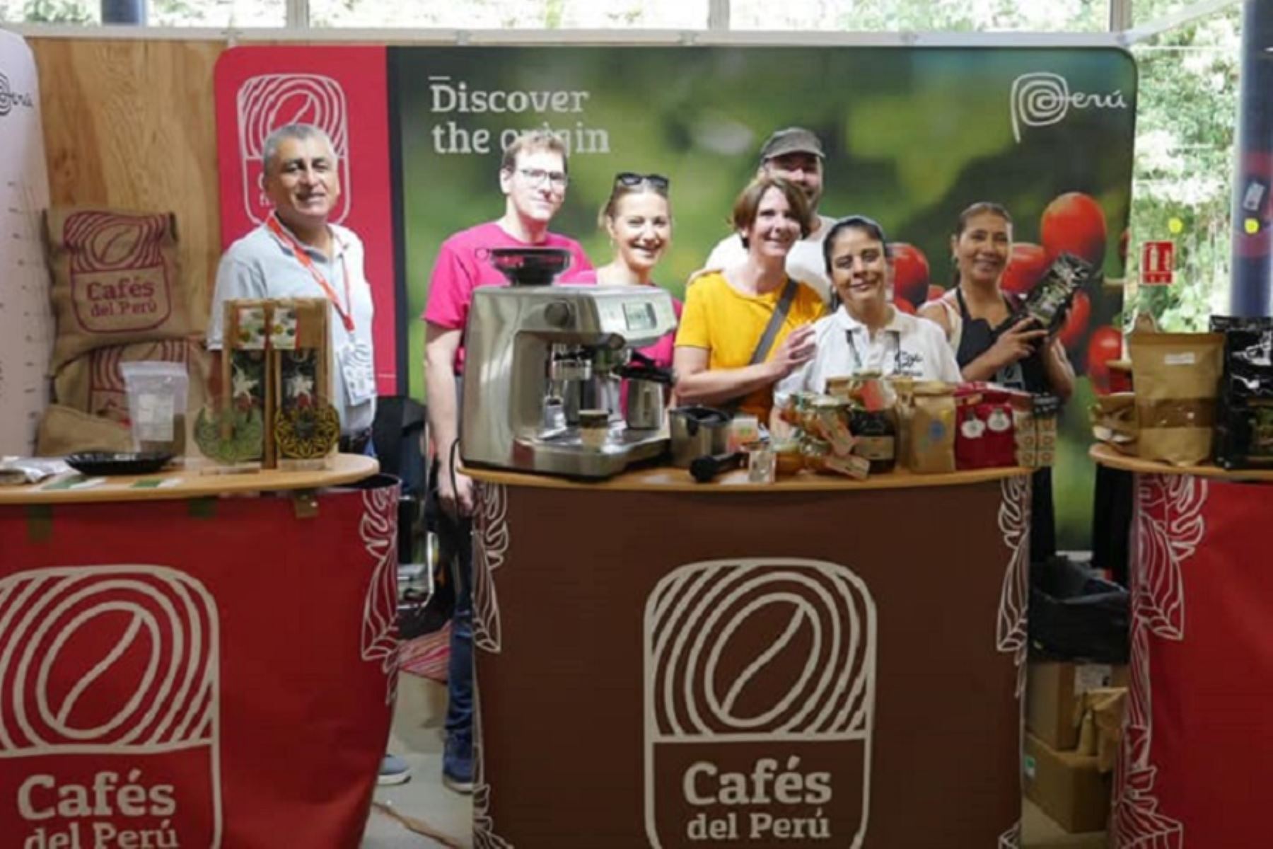 Productores peruanos de café en la feria Paris Coffe Show 2021. Foto: Internet.