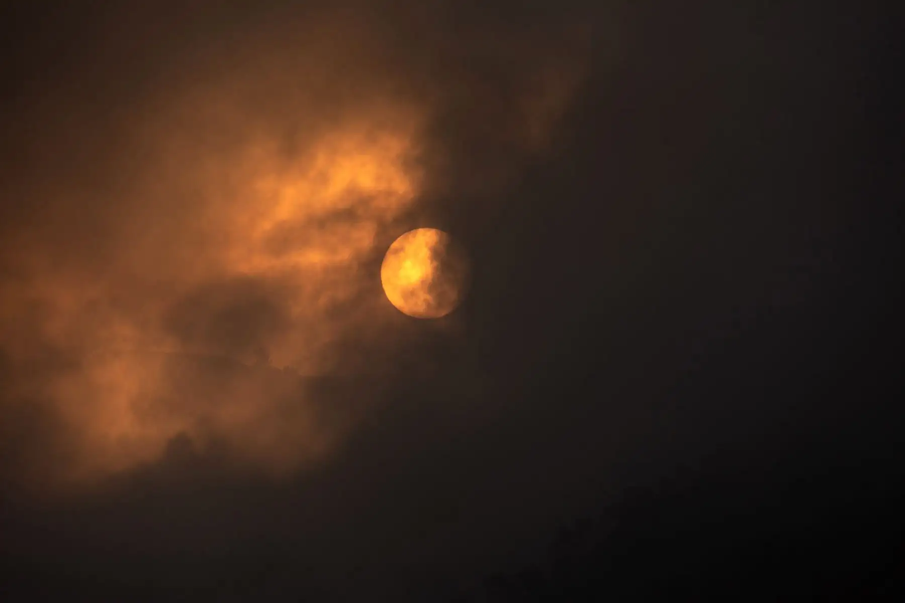 La erupción de un volcán en la isla de La Palma, en el archipiélago español de Canarias, provocó la destrucción de unas cien casas alcanzadas por las coladas de lava. Foto: AFP