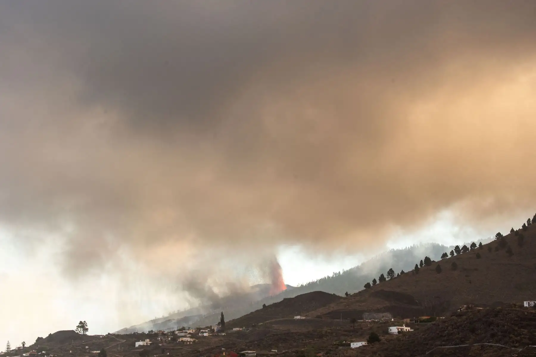 La erupción ha estallado en el municipio de El Paso, uno de los cuatro que estaban en alerta por riesgo volcánico. Foto: AFP
