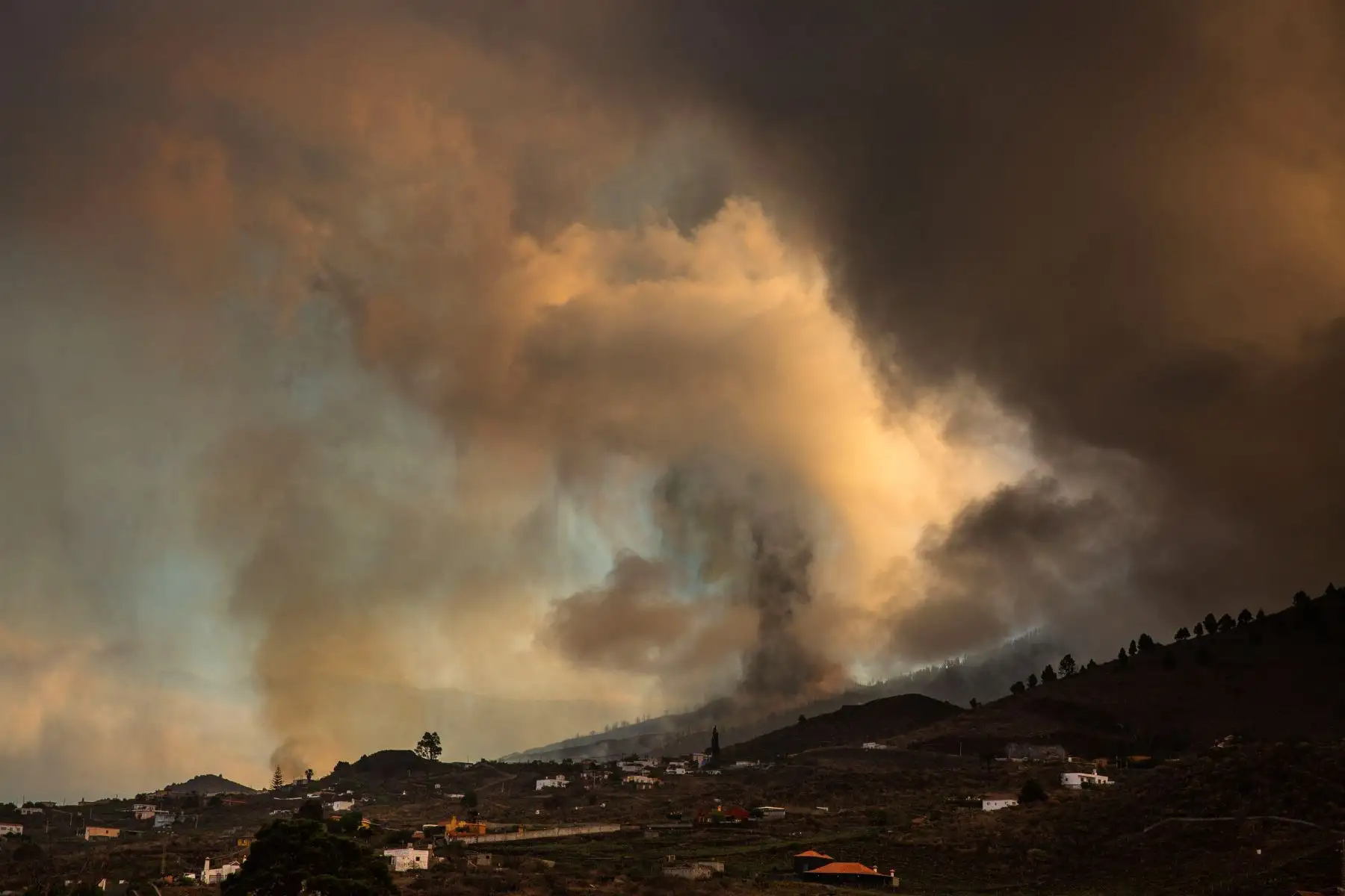 La erupción ha estallado en el municipio de El Paso, uno de los cuatro que estaban en alerta por riesgo volcánico. Foto: AFP
