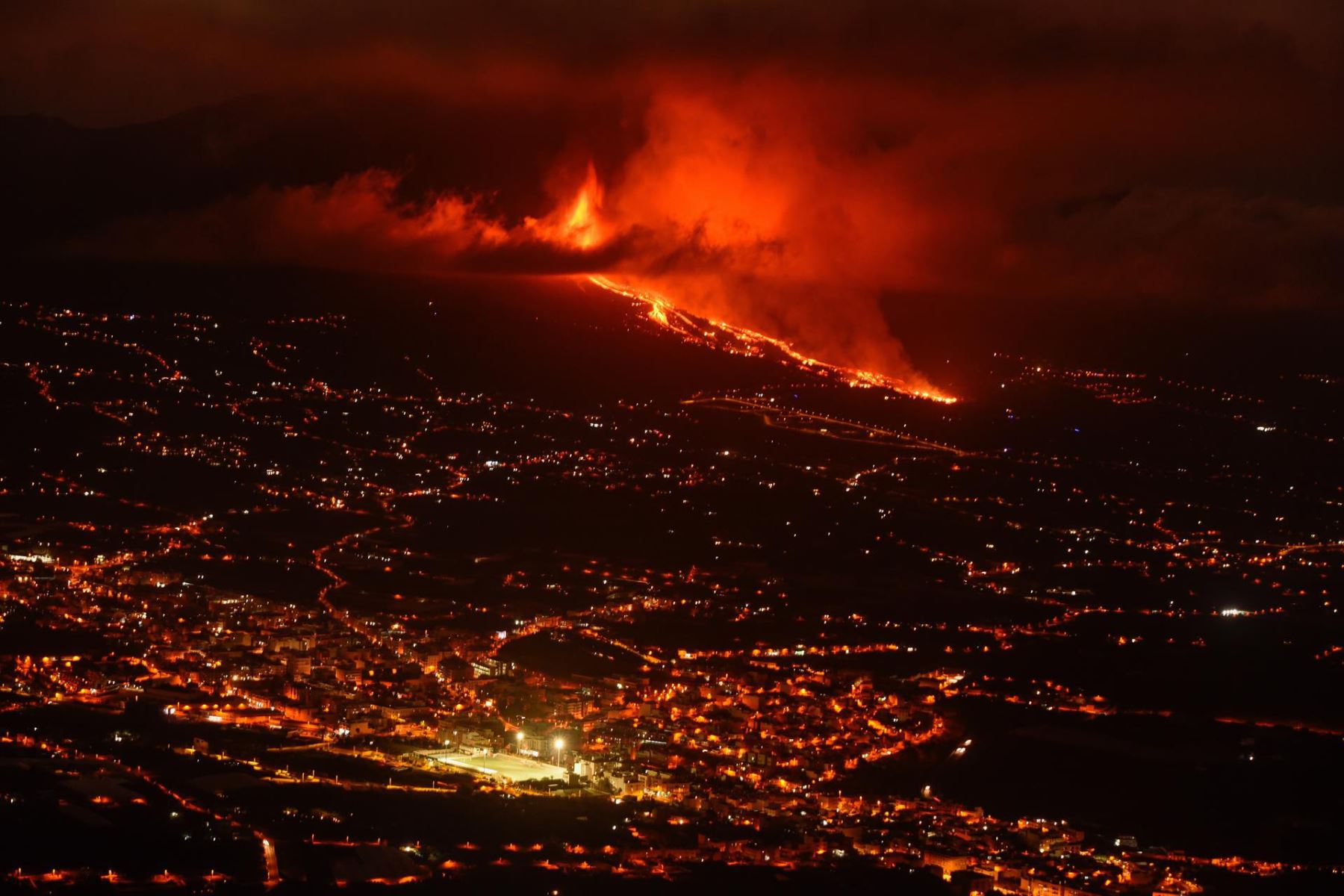 Erupción volcánica  en los alrededores de Las Manchas, en El Paso (La Palma), España, después de que el complejo de la Cumbre Vieja acumulara miles de terremotos en la última semana, conforme el magma iba presionando el subsuelo en su ascenso. Foto: EFE