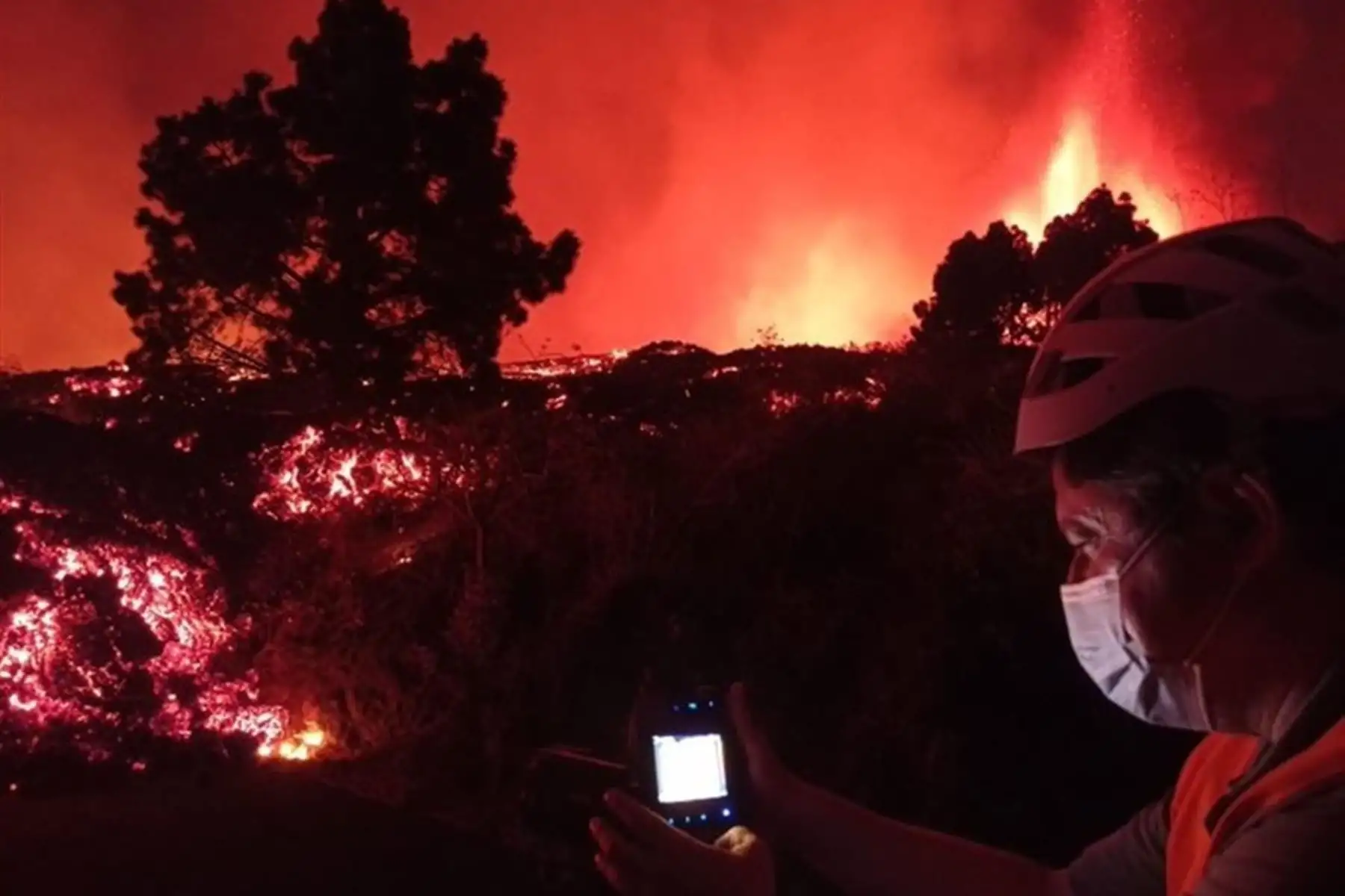 Erupción volcánica  en los alrededores de Las Manchas, en El Paso (La Palma), España, después de que el complejo de la Cumbre Vieja acumulara miles de terremotos en la última semana, conforme el magma iba presionando el subsuelo en su ascenso. Foto: EFE