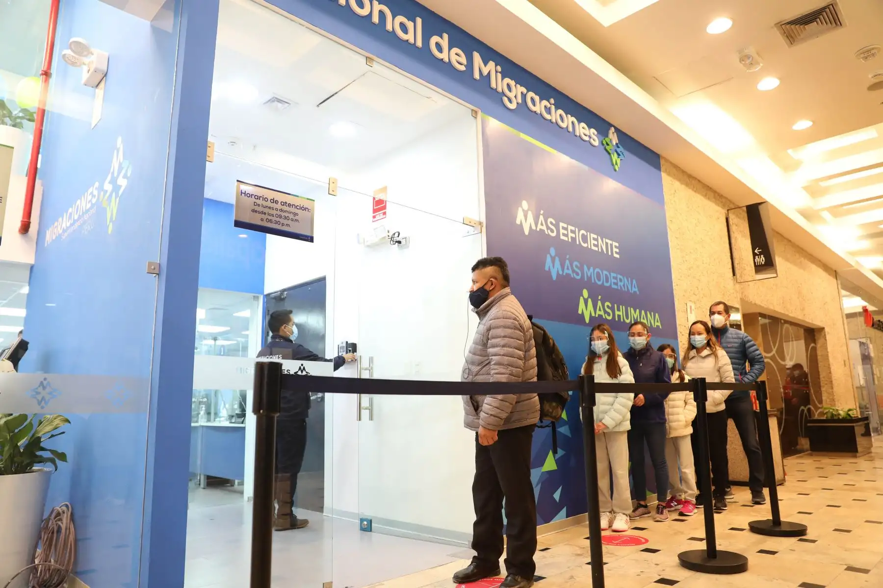 Migraciones  amplia atención de su agencia en el centro empresarial del Jockey Plaza, donde pasará de 50 citas diarias a 300 citas en esta oficina del centro comercial.
Foto: ANDINA/Andrés Valle